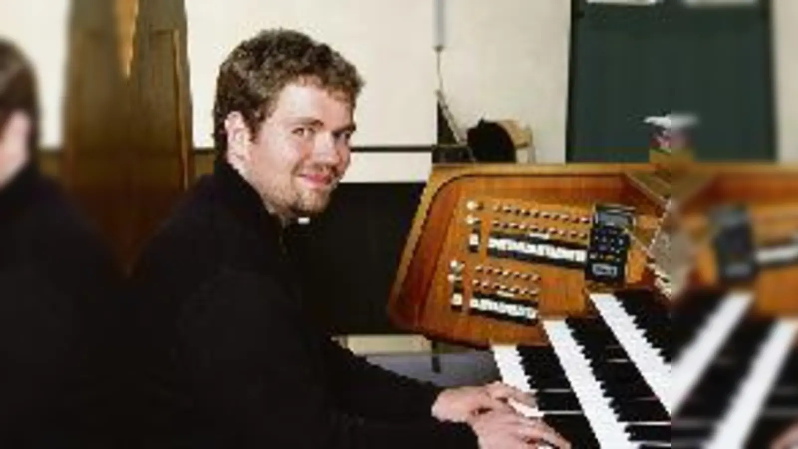 Sebastian Adelhardt sitzt gerne an der Orgel in der Martinskirche, auch wenn er findet, dass sie nach 40 Jahren schrill klingt und keine Seele hat.	  (Foto: wei)