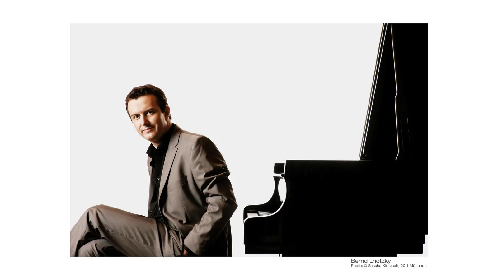 Bernd Lhotzky spielt am Piano und ist gleichzeitig Bandleader. (Foto: VA)