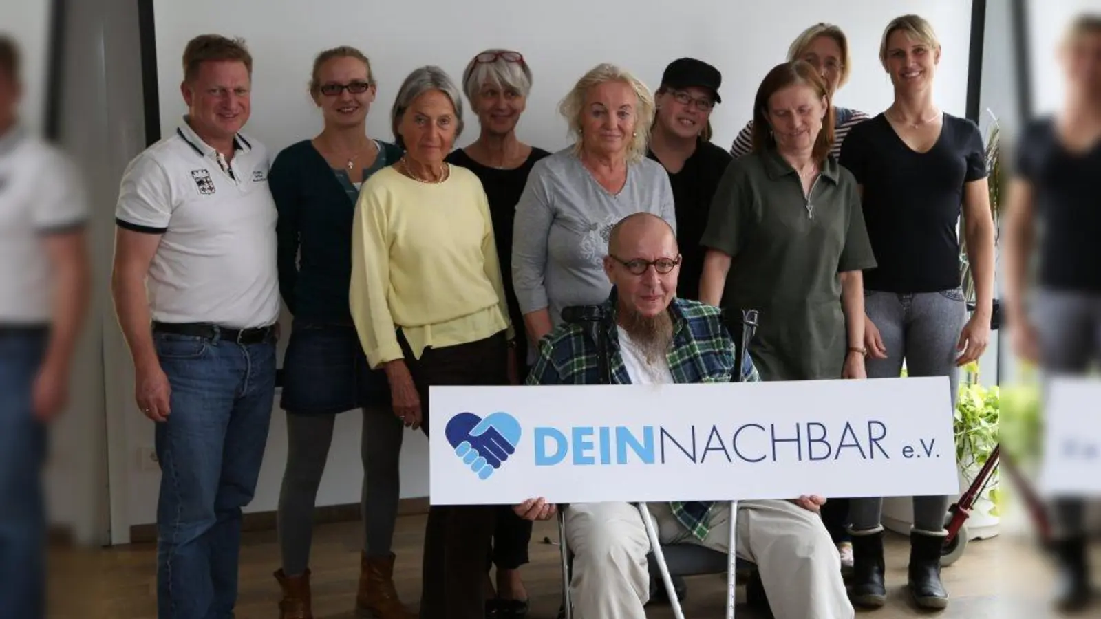 Die TeilnehmerInnen des Demenzhelfer-Kurses mit ihren Ausbilderinnen Magdalena <br>Linze (2.v.l.) und Barbara Schachtschneider (2.v.r.). (Foto: Peter Beutelberger)