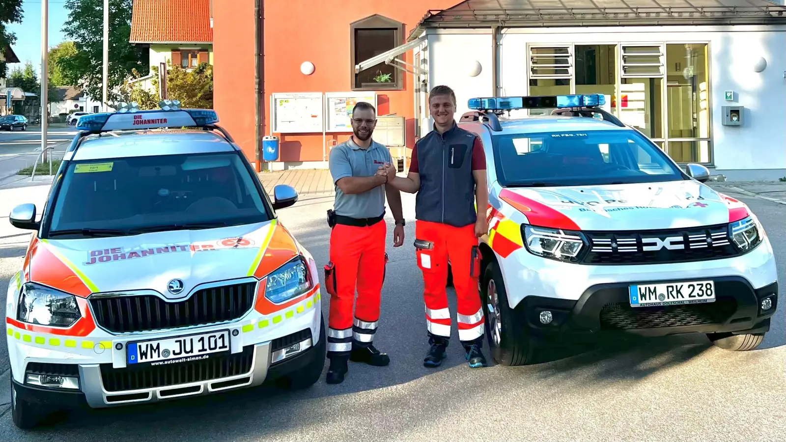 Für eine gelungene medizinische Grundversorgung im Einsatz: Simon Krystkowiak (rechts) vom BRK und Christoph Zeitler von den Johannitern mit ihren HvO Einsatzfahrzeugen. (Foto: Johanniter-Unfall-Hilfe Regionalverband Oberbayern)