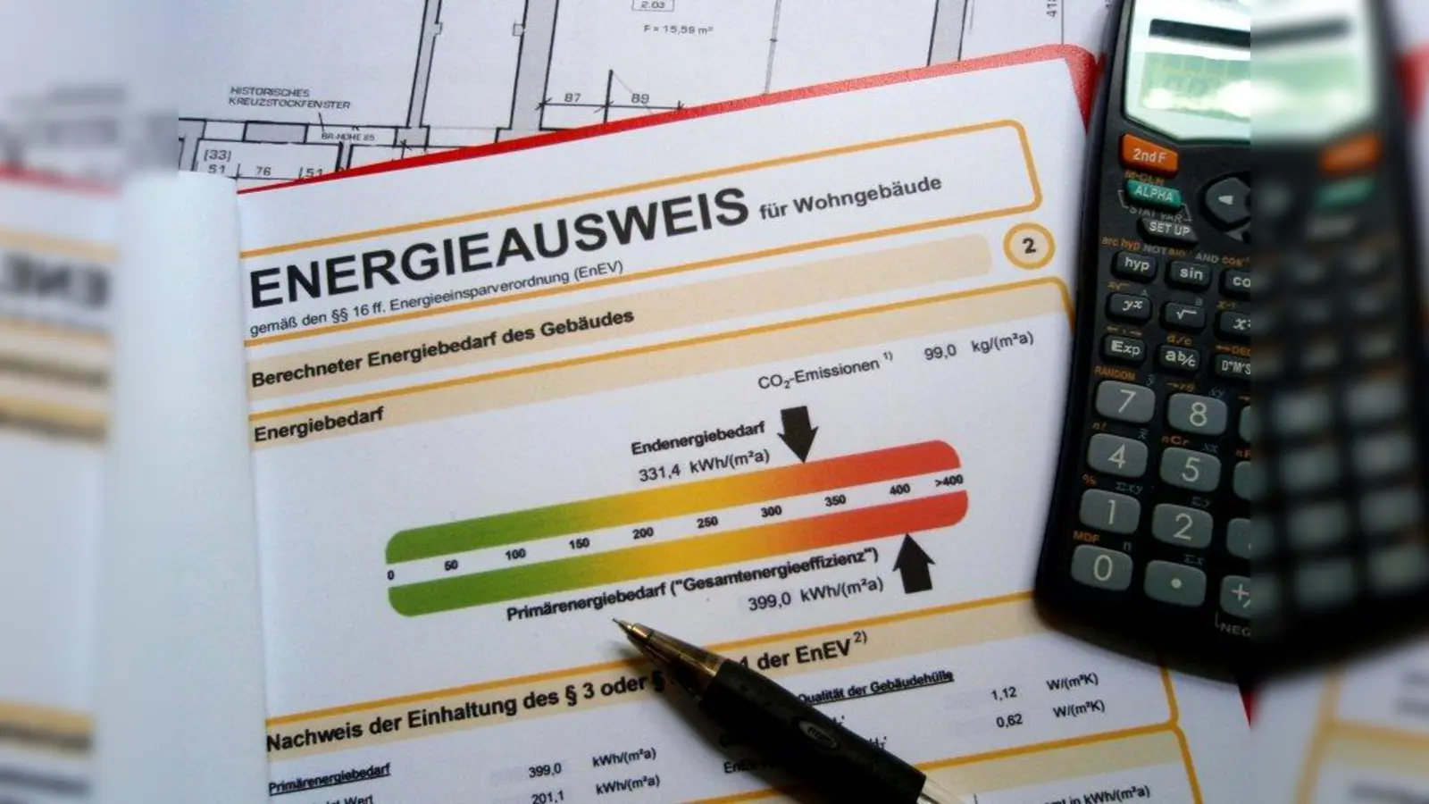 Die im Energieausweises enthaltenen Angaben zur energetischen Qualität müssen ab 1. Mai auch in Immobilienanzeigen genannt werden. (Foto: ehuth/ pixelio.de)
