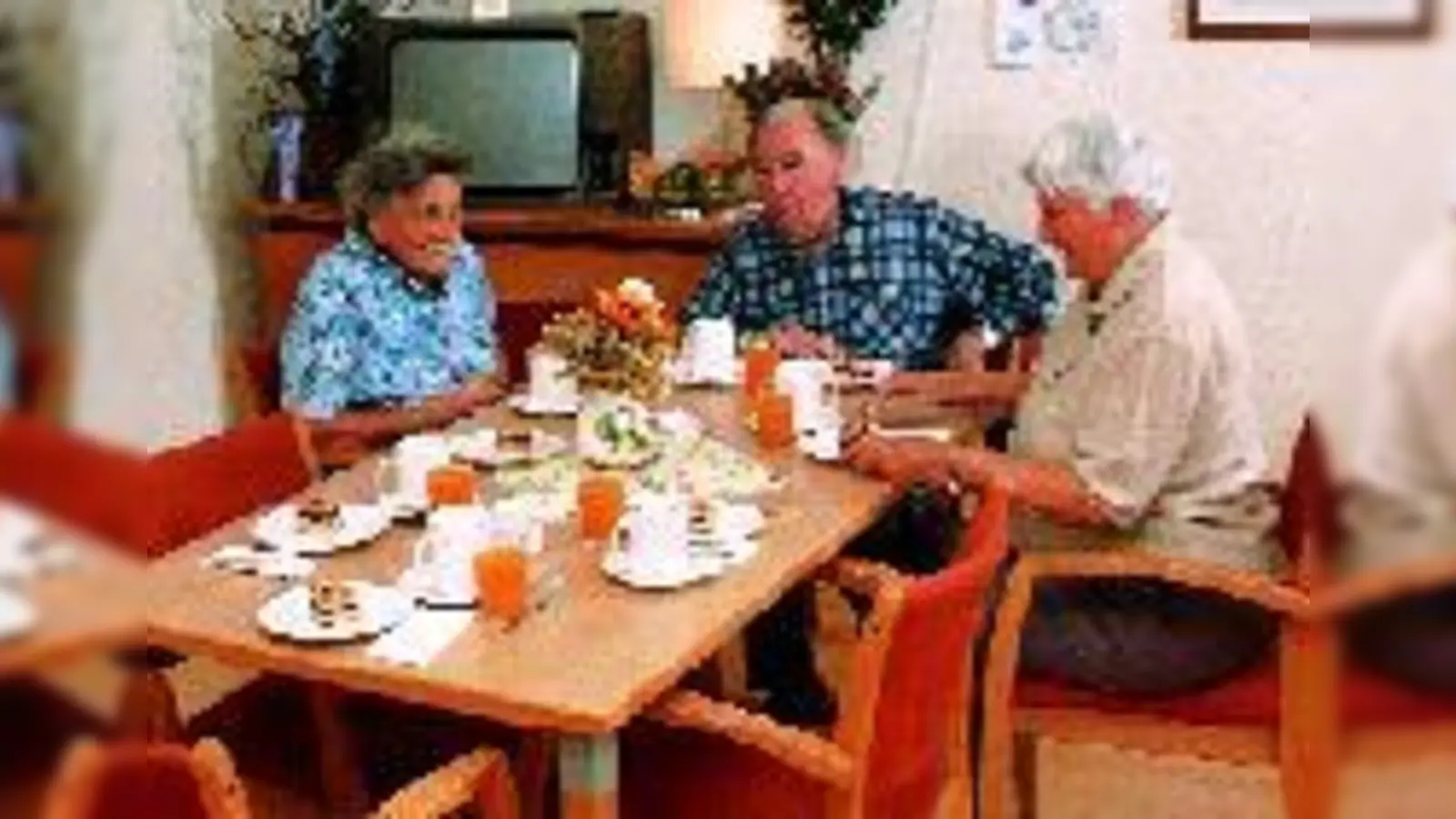 Alt sein macht Spaß: Wenn im richtigen Moment Hilfe kommt. Dafür soll die Reform der Alten- und Servicezentren sorgen. 	 (Foto: Archiv)