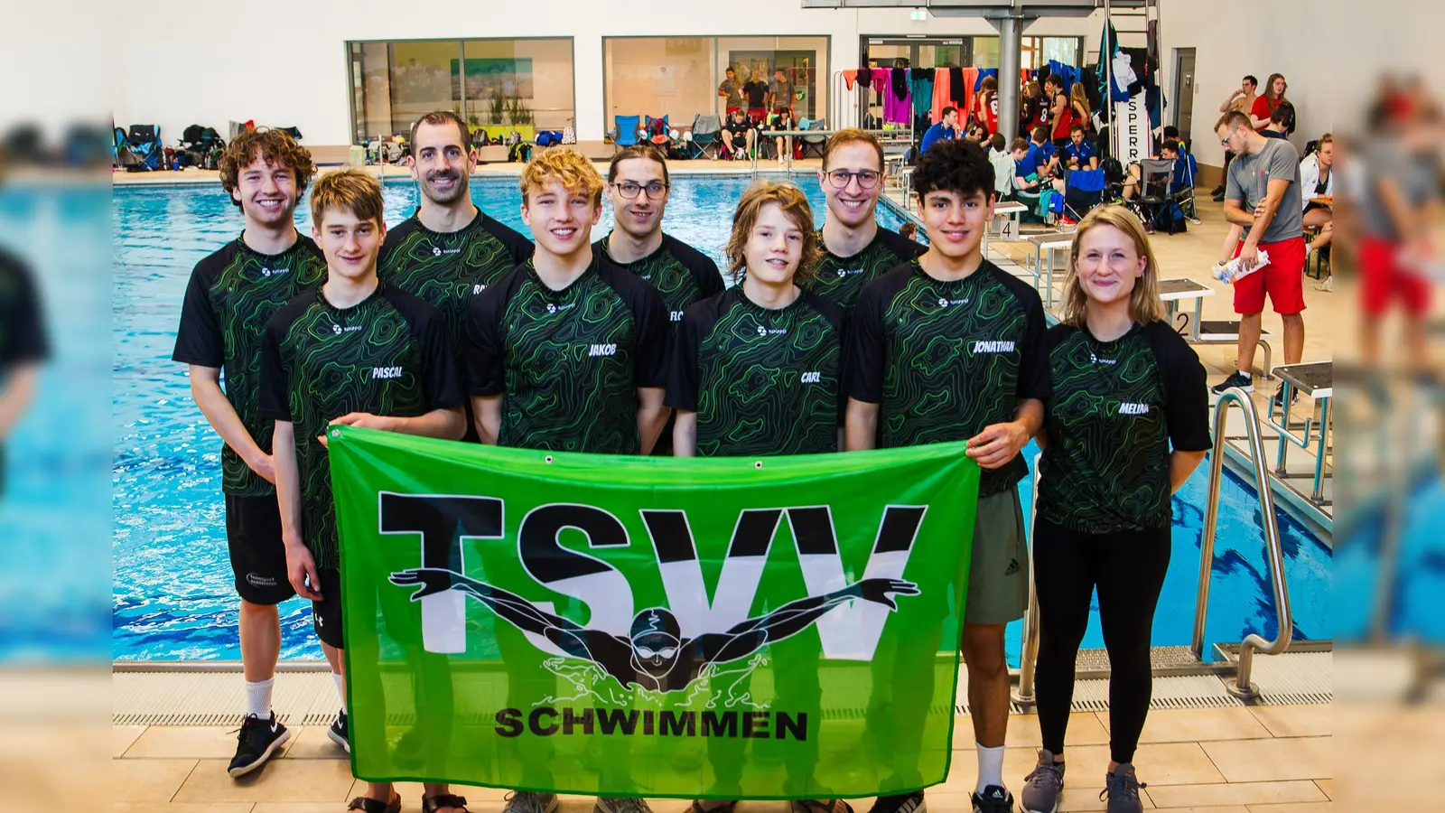 Die erfolgreichen männlichen Schwimmer: (h.v.l.) Simon Seyfert, Raul Garcia Alcaraz, Florian Maurer und Dominik Liguori und (v.v.l.):<br>Pascal van der Linden, Jakob Seyfert, Carl Wassermann, Jonathan-David Lanzendörfer mit Trainerin Melina Uhl. (Foto: TSV Vaterstetten)