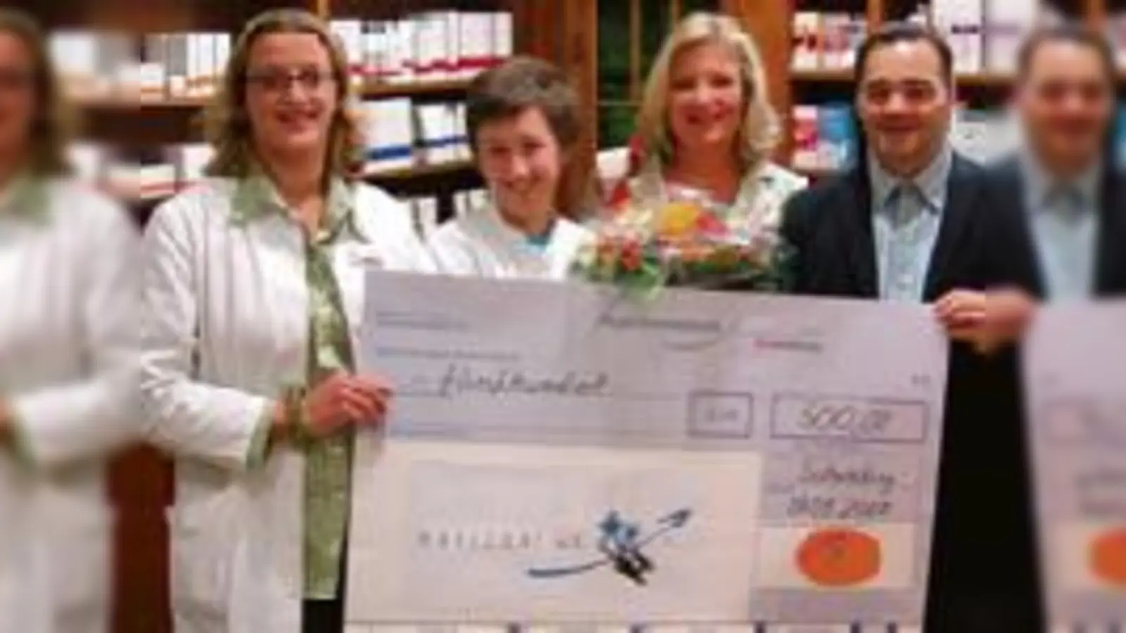 Schauspielerin Jutta Speidel (2.v.r.) freut sich über die 500-Euro-Spende für den HORIZONT e.V..	 (Foto: VA)