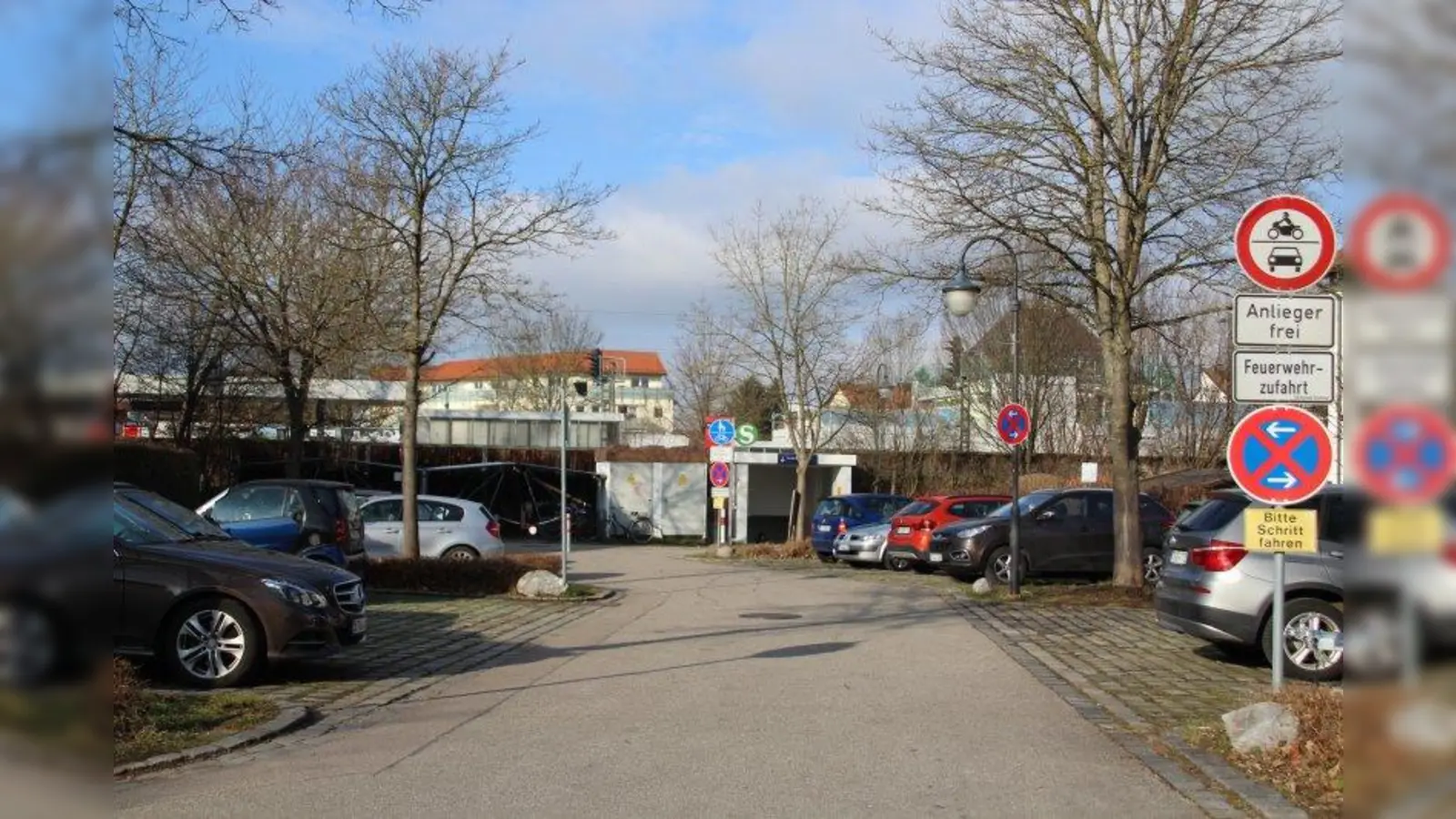 Dieser Anwohnerbereich wird von allen Verkehrsteilnehmern genutzt: schnell das Kind zur S-Bahn rauslassen und von selbiger holen oder wenden, wenn kein Parkplatz frei. Anwohner befürchteten eine zusätzliche Verkehrsbelastung durch einen Bahnhofsumbau. (Foto: Huss-Weber)