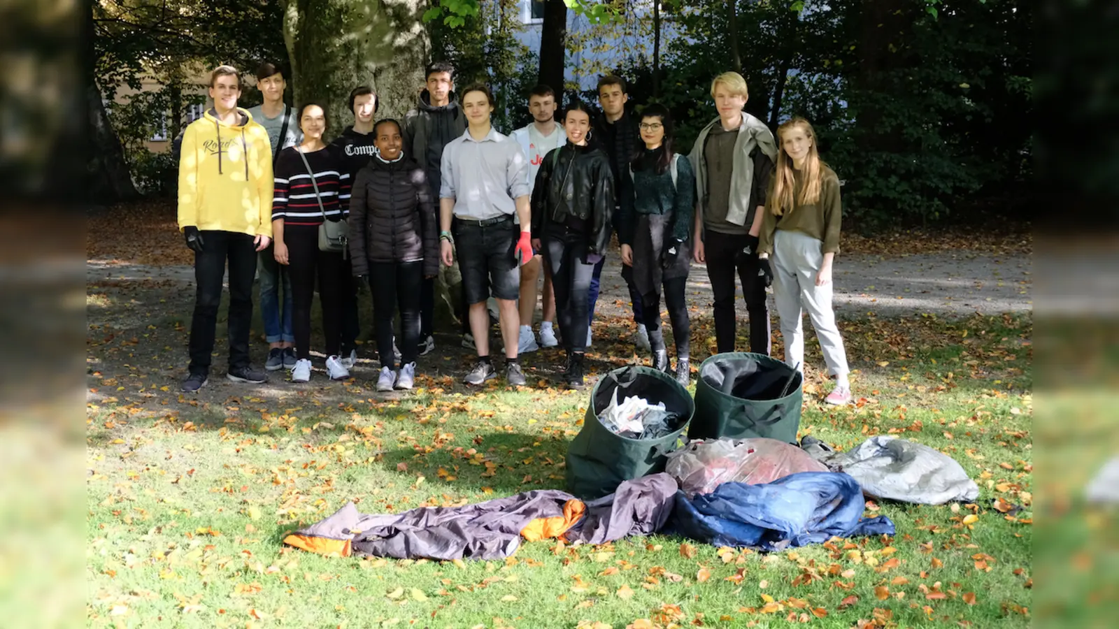 Hinter dem von Schüler gegründeten Unternehmen "Clean Munich" stecken 13 Zwölftklässler des Asam-Gymnasiums in Obergiesing. (Foto: Clean Munich-Luka Tomas)