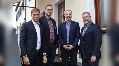  Christian Freund (2. v. r.), Abteilungsleiter Soziales, Bildung &amp; Generationen, wechselt von Kirchheim nach Ismaning, Nachfolger wird Raphael Tränkle (2. v. l.).   (Foto: Gemeinde Kirchheim)