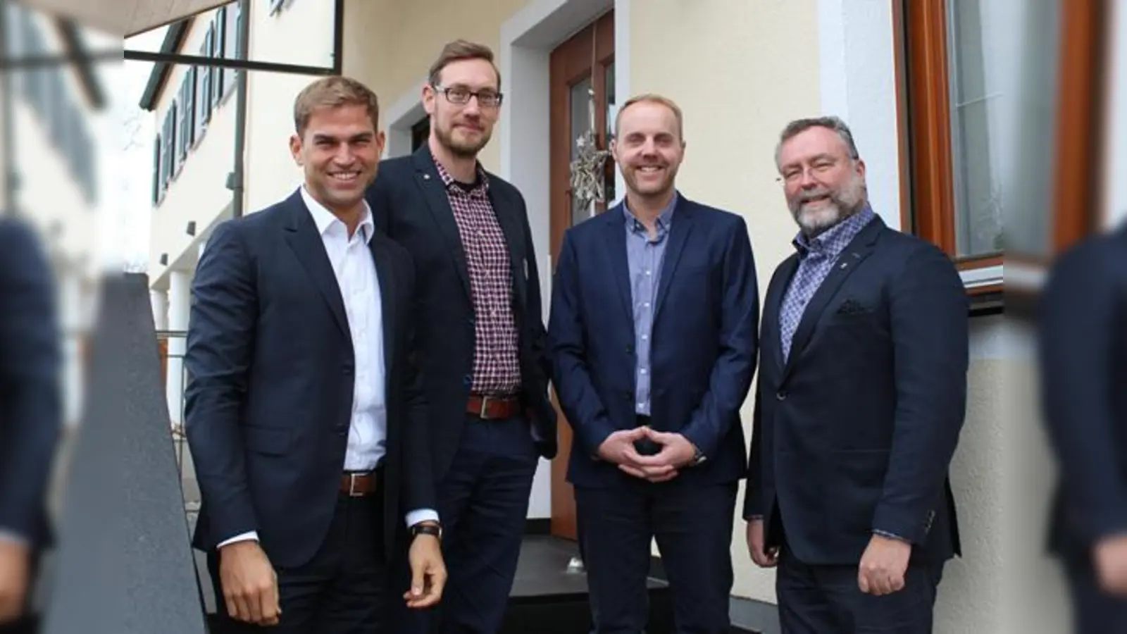  Christian Freund (2. v. r.), Abteilungsleiter Soziales, Bildung &amp; Generationen, wechselt von Kirchheim nach Ismaning, Nachfolger wird Raphael Tränkle (2. v. l.).   (Foto: Gemeinde Kirchheim)
