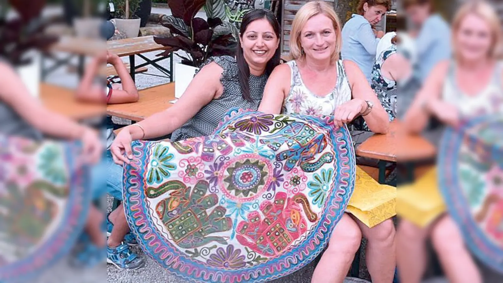 Trainerin Irene Martius (r.) mit einer indischen Teilnehmerin, die ihr nach Kursende zum Dank eine Decke schenkte. 	 (F.: privat)