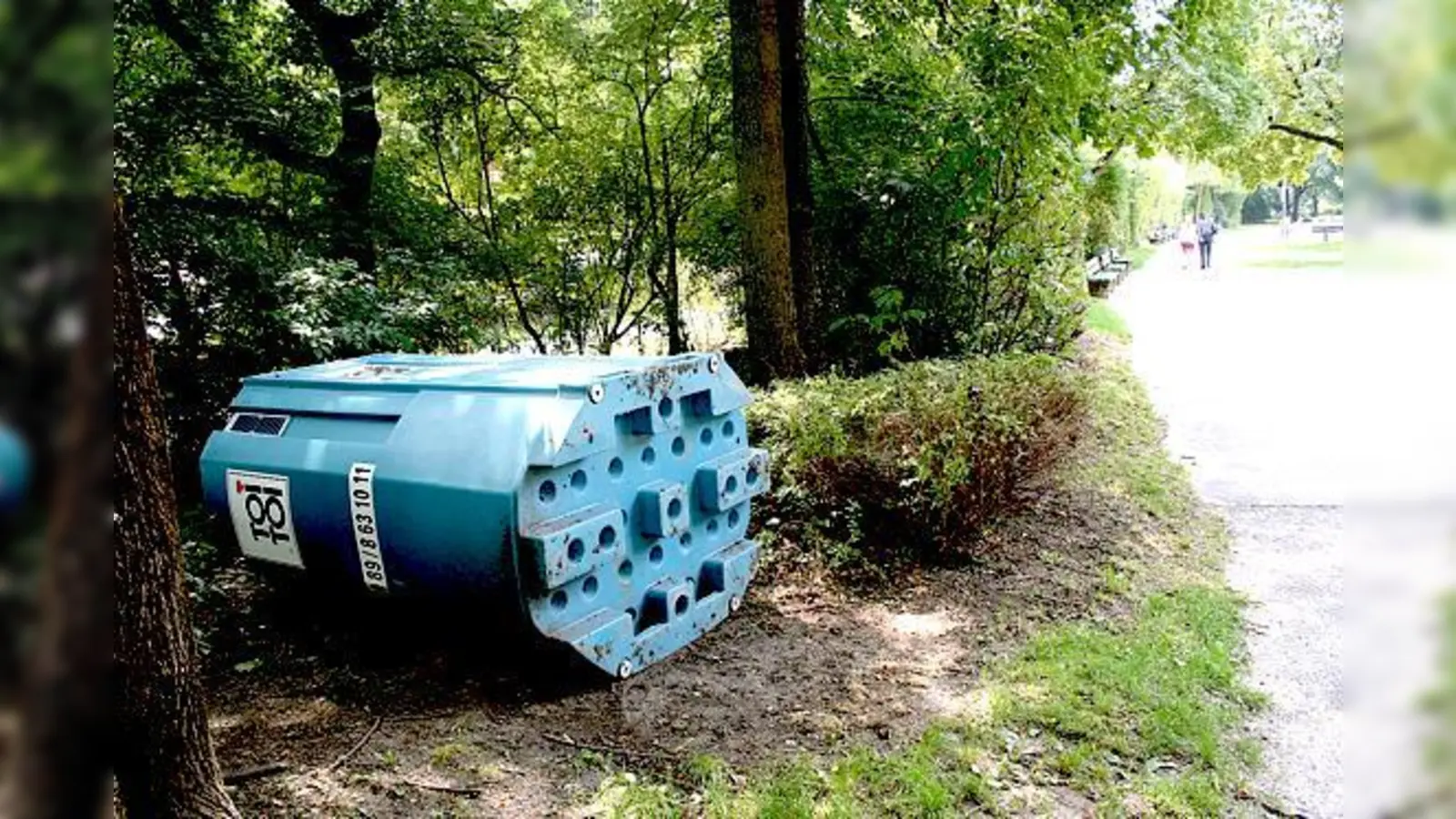 Erst in der vergangenen Woche wurde das Dixie-Klo neben dem Spielplatz am Christoph-von-Gluck-Platz wieder umgeworfen.  	 (Foto: ws)