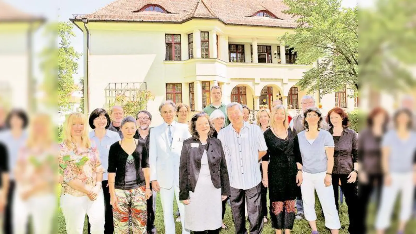 Das »Traumateam« mit Oberärztin Dr. Ulrike Nowottny (Leitung, vorne Mitte) und Josef Baumgartner (Pflegeleiter, re. daneben).	 (Foto: Rammelsberger)