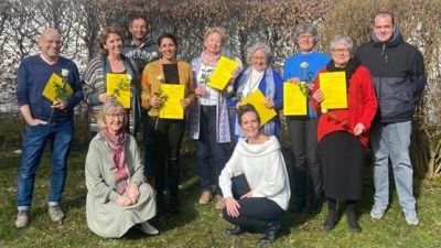 Sonja Hermann (vorne links) von der Fachstelle für pflegende Angehörige und Dorothee Wrede (vorne rechts), Koordinatorin Alltagsbegleitung der Nachbarschaftshilfe Inning waren stolz auf die wissbegierigen Helferinnen und Helfer. (Foto: NBH Inning)
