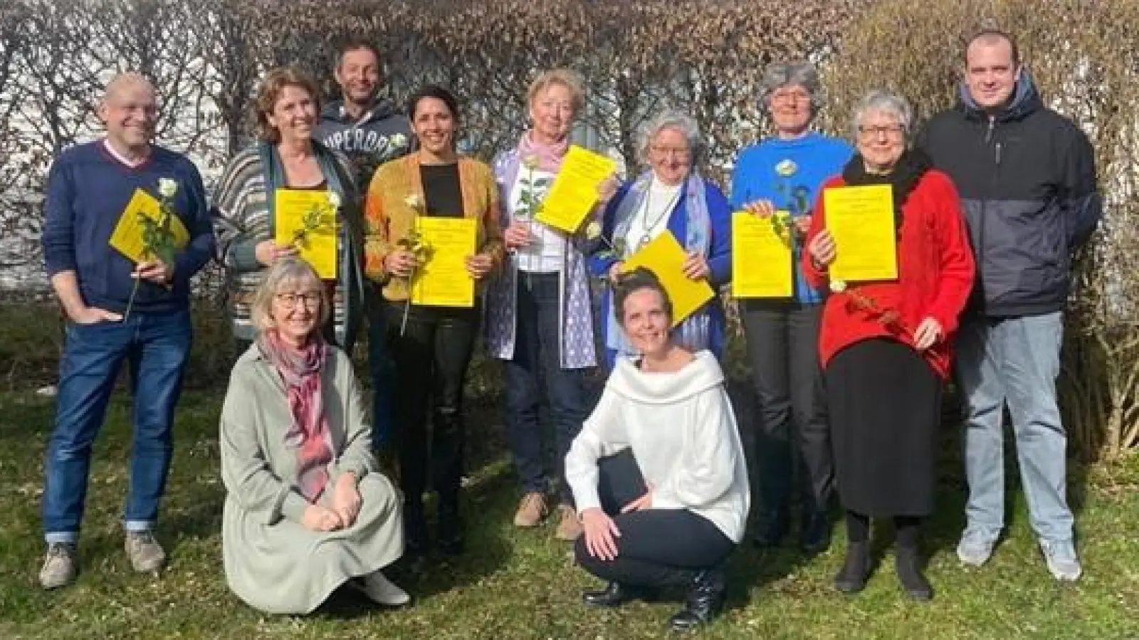 Sonja Hermann (vorne links) von der Fachstelle für pflegende Angehörige und Dorothee Wrede (vorne rechts), Koordinatorin Alltagsbegleitung der Nachbarschaftshilfe Inning waren stolz auf die wissbegierigen Helferinnen und Helfer. (Foto: NBH Inning)
