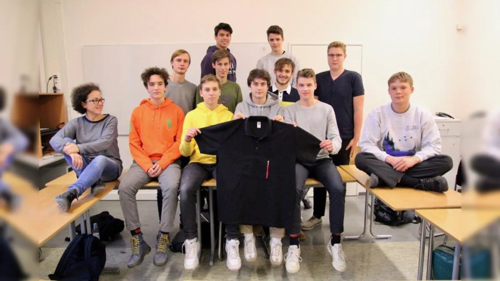 Die Schülerfirma „A Shirt and a Pocket” im Karlsgymnasium mit Fachlehrerin Ellen Pfister (l.) präsentierte ein medizinisches Poloshirt, das speziell für Parkinson- und Diabetespatienten von Nutzen ist. Der Praxistest ist schon bestanden. (Foto: us)