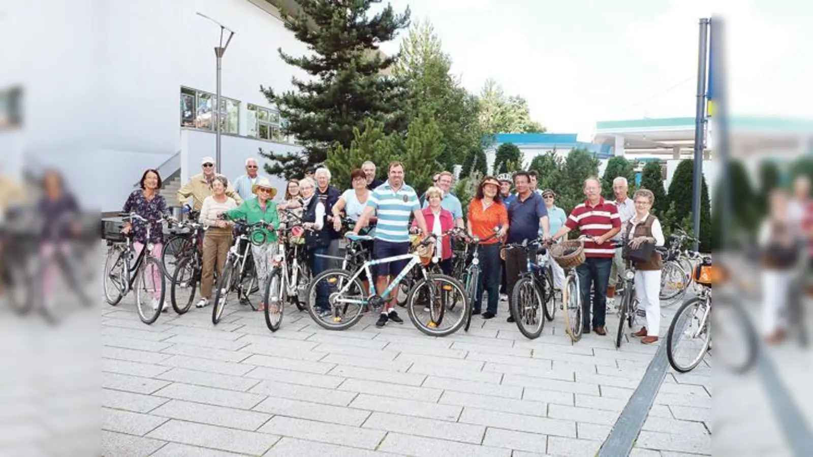 Haarer Bürger radelten mit MdB Florian Hahn durch die  Gemeinde Haar.	 (Foto: privat)
