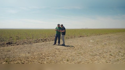 Fachleute vor Ort in Kasachstan tragen ihre Beobachtungen in eine App ein. (Foto: Katja Lenz / DLR)