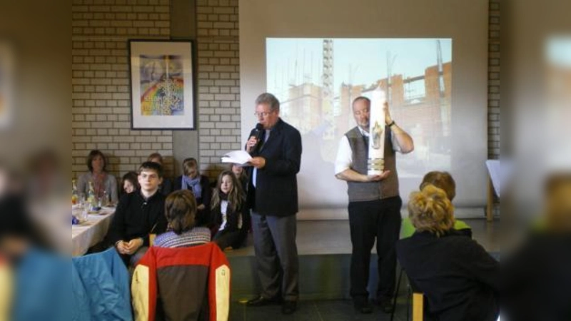 Mit einem Diavortrag informierte der Pfarrgemeinderatsvorsitzende Manfred Wohner (l.) über die Situation in Bukovica. (Foto: pi)
