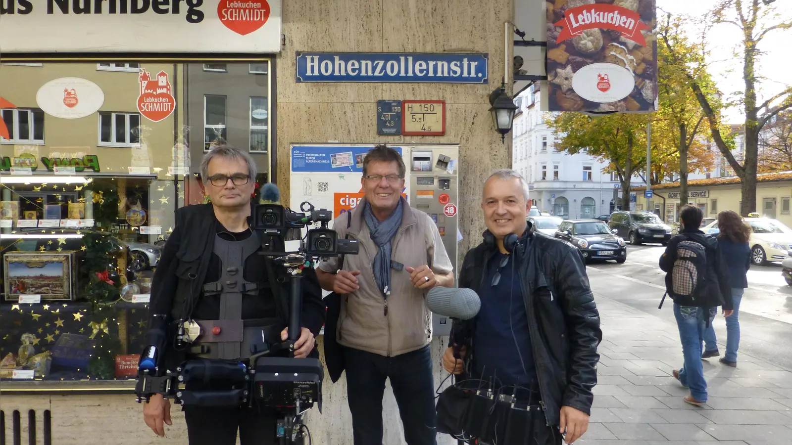 Kameramann Hans-Albrecht Lusznat, Regisseur Wolfgang Ettlich und Tonmann Silvio Reichenbach (v.li.) in voller Ausrüstung auf der Hohenzollernstraße, deren gefühlten Niedergang sie dokumentieren und bedauern. (Foto: VA)