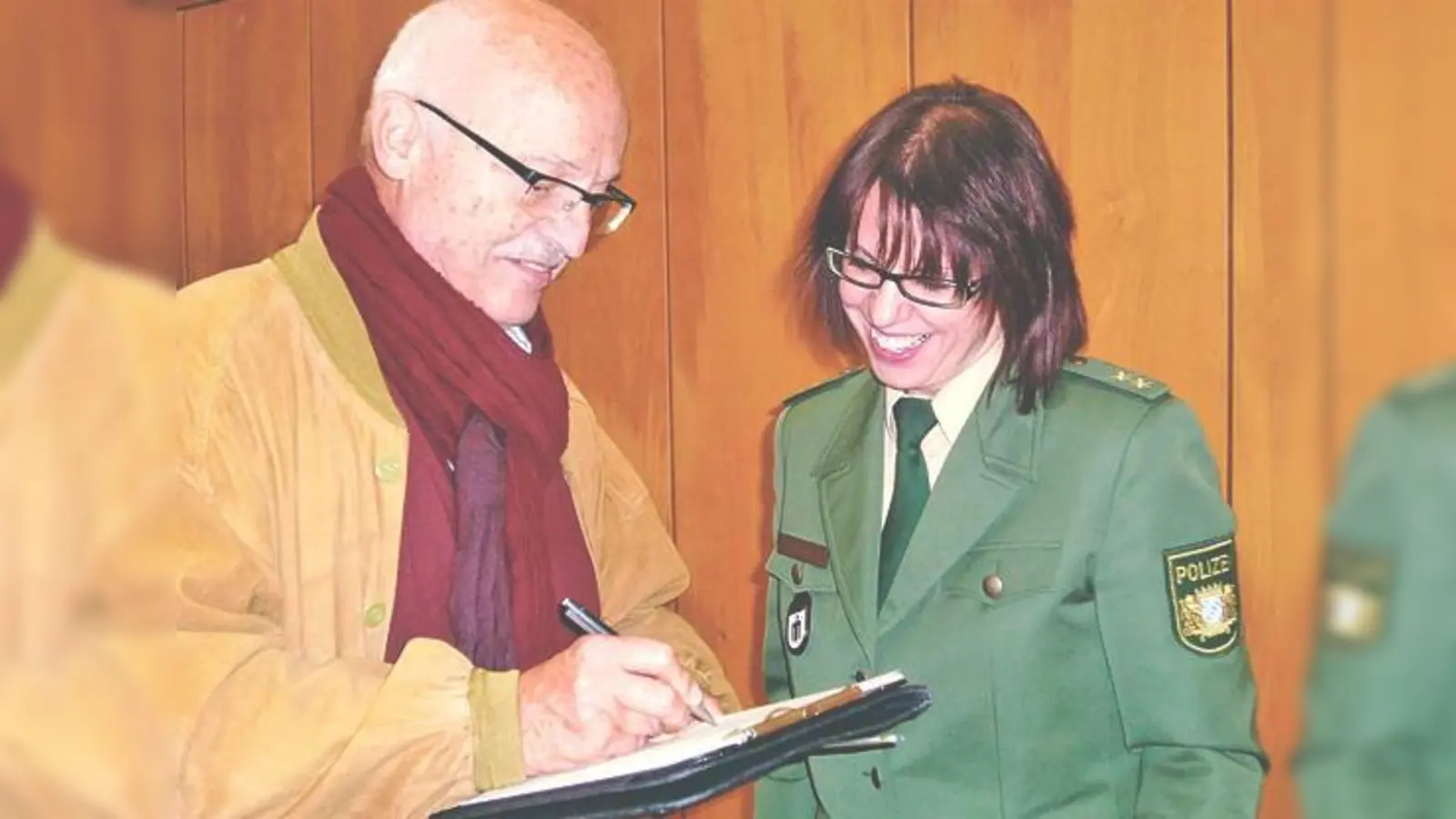 Polizeioberrätin Andrea Ortmayr, Leiterin der Inspektion 22, hört vor der  Bogenhauser Bürgerversammlung das Anliegen eines Anwohners an. Im Stadtbezirk 13 ist die Zahl der Einbrüche um 52 Prozent angestiegen.	 (Foto: hgb)