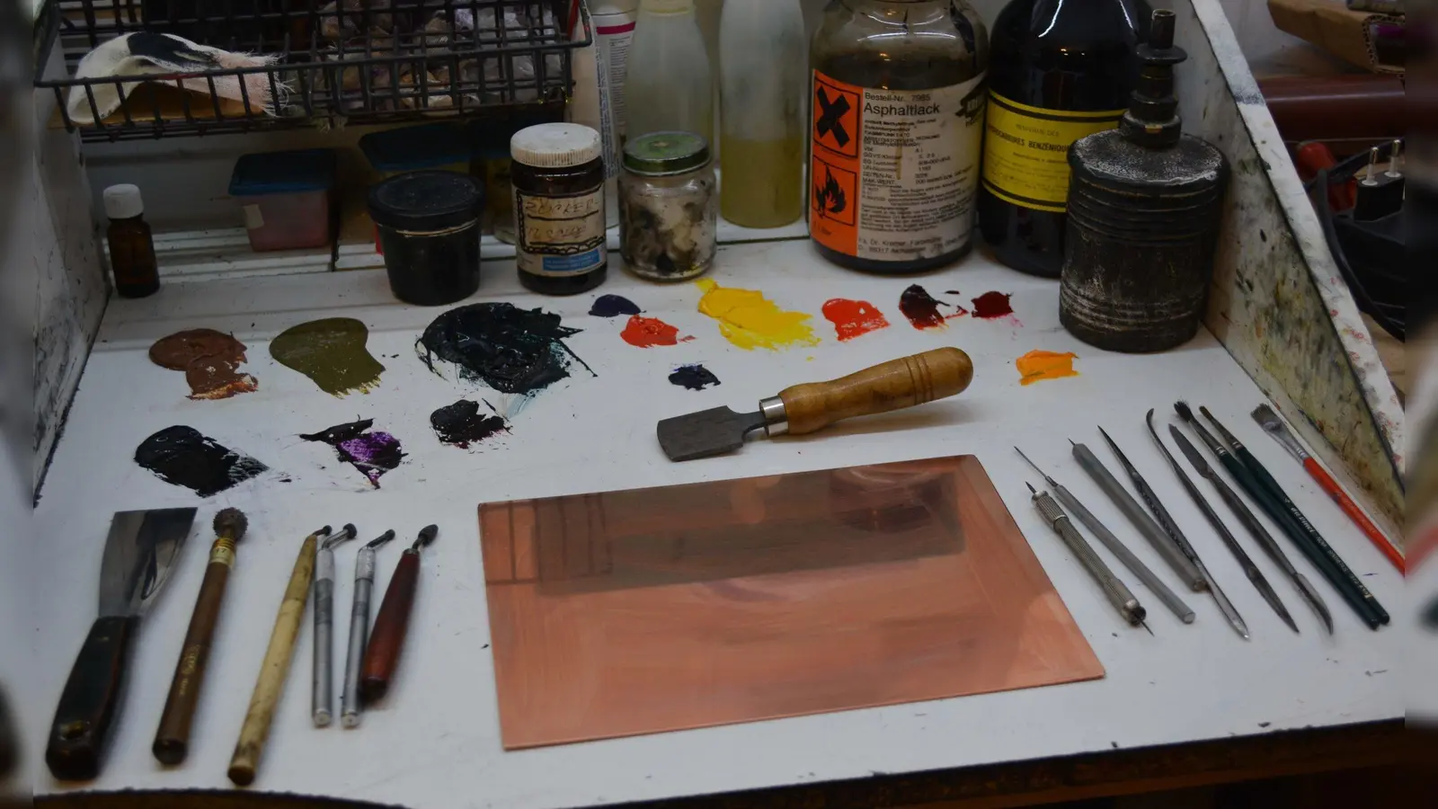 So oder so ähnlich sieht der Arbeitsplatz eines Druckkünstlers aus. (Foto: VA)