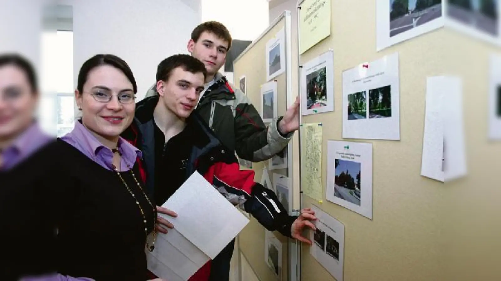 Mit ihrer Lehrerin Inga Bernhardt bereiten die Schüler die Ausstellung vor, die an zwei Wochenenden, am 7. und 8. März und am 14. und 15. März, zu sehen ist.  (Foto: ko)