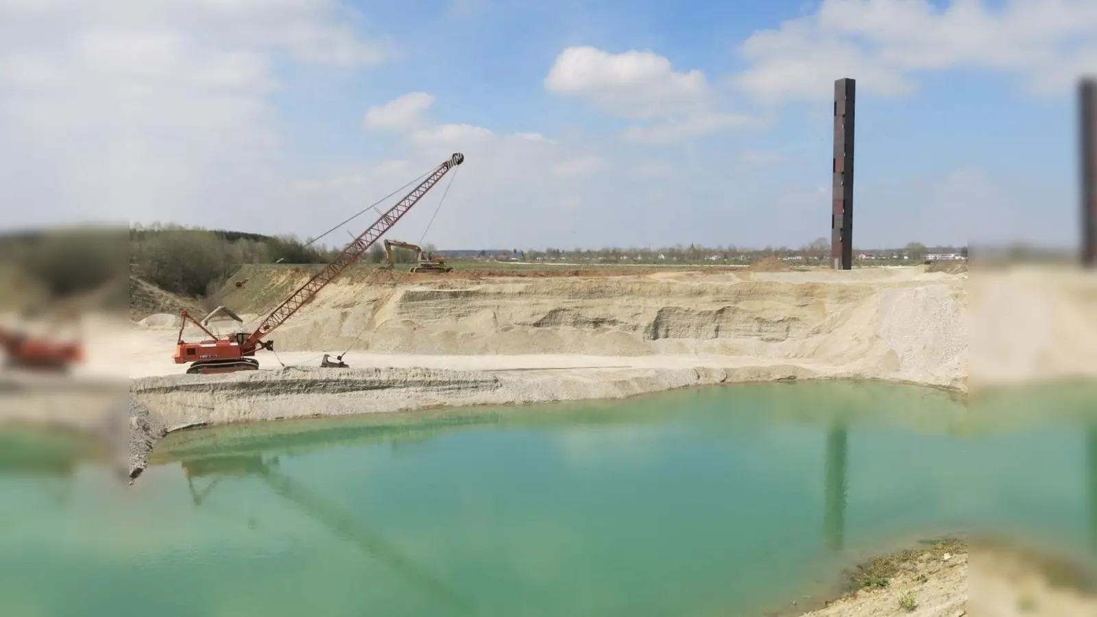 Eigentümlich idyllisch wirkt der nüchterne Turm an der Kiesgrube. Der Turm ist das Kunstwerk "Sichtung I". (Foto: VA)