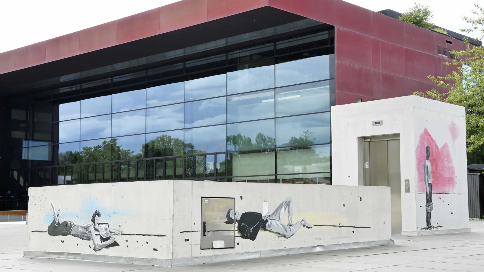  Streetartprojekte des Künstlers Lesie zieren jetzt den Vorplatz des Unterföhringer Rathausplatzes.  (Foto: Kellerer)