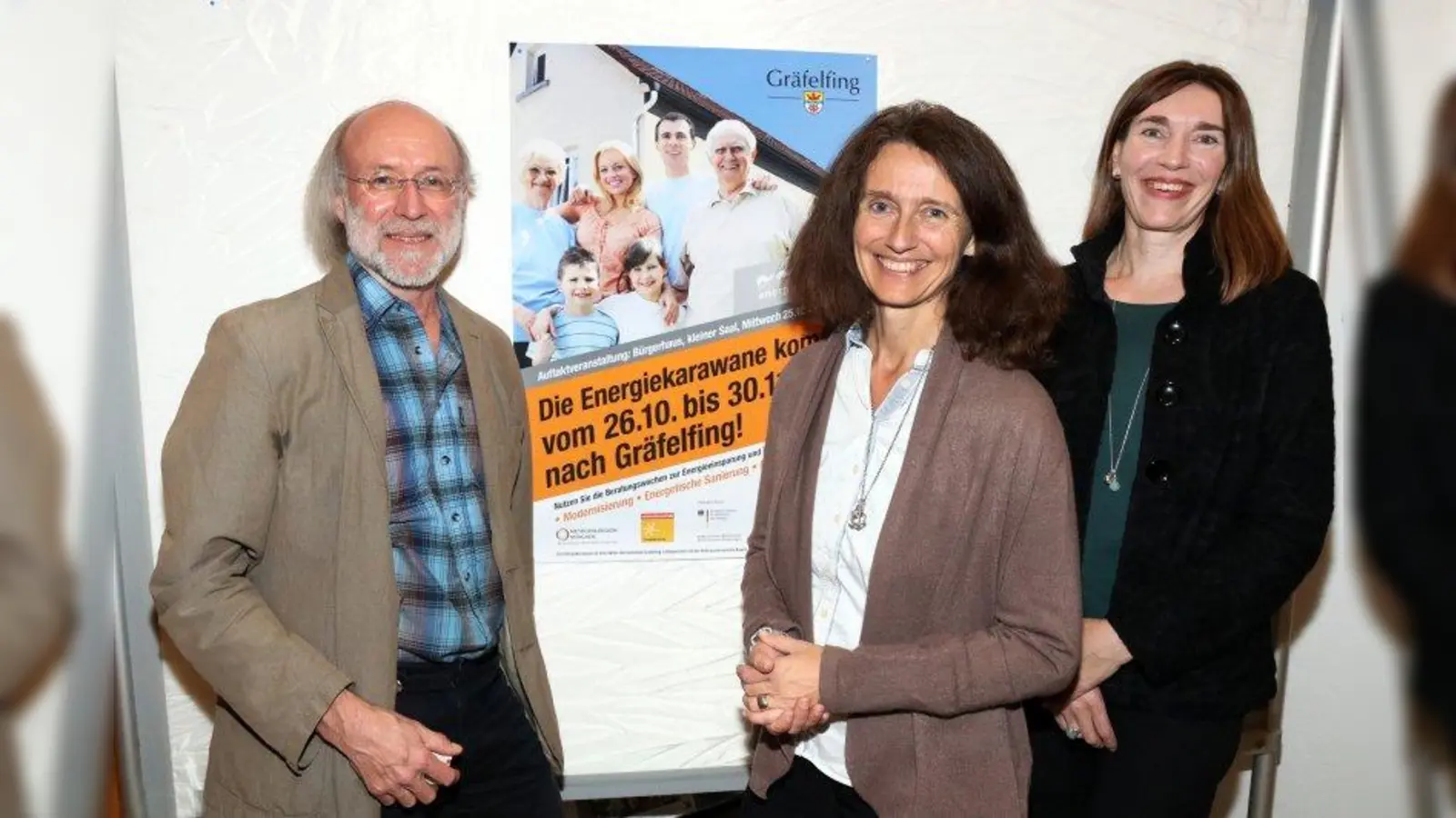Bei der Eröffnung der „Energiekarawane” im Rathaus Gräfelfing präsentierten Klaus Müller von der Verbraucherzentrale Bayern, Bürgermeisterin Uta Wüst und Klimamanagerin Sabrina Schröpfer (von links) die Idee des Projekts. (Foto: Gemeinde Gräfelfing/ Dagmar Rutt)