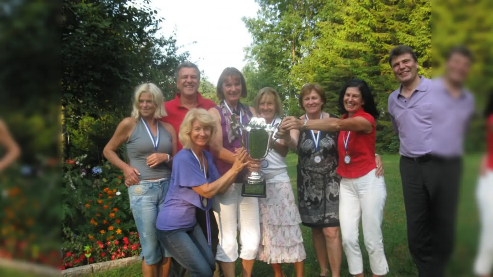 Bürgermeister Stefan Kolbe (r.) und Vorstand Leo Hubmann (2.v.l.) gratulierten den TC-Damen zum Erfolg. (Foto: pi)