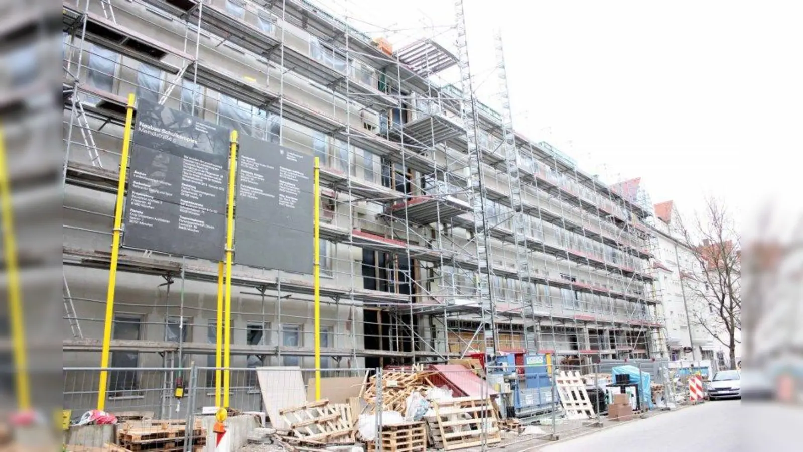 An der Meindlstraße entsteht der neue Schulkomplex. Er soll im Sommer fertig sein. (Foto: job)