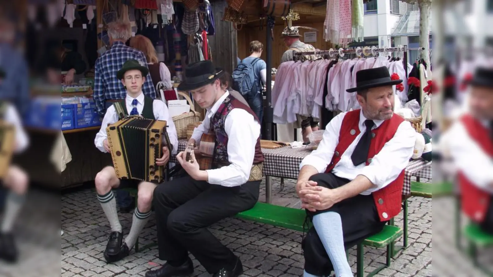 Echte Volksmusik beim Trachtenmarkt vor der Stadthalle Germering. (Foto: Eva Schraft)
