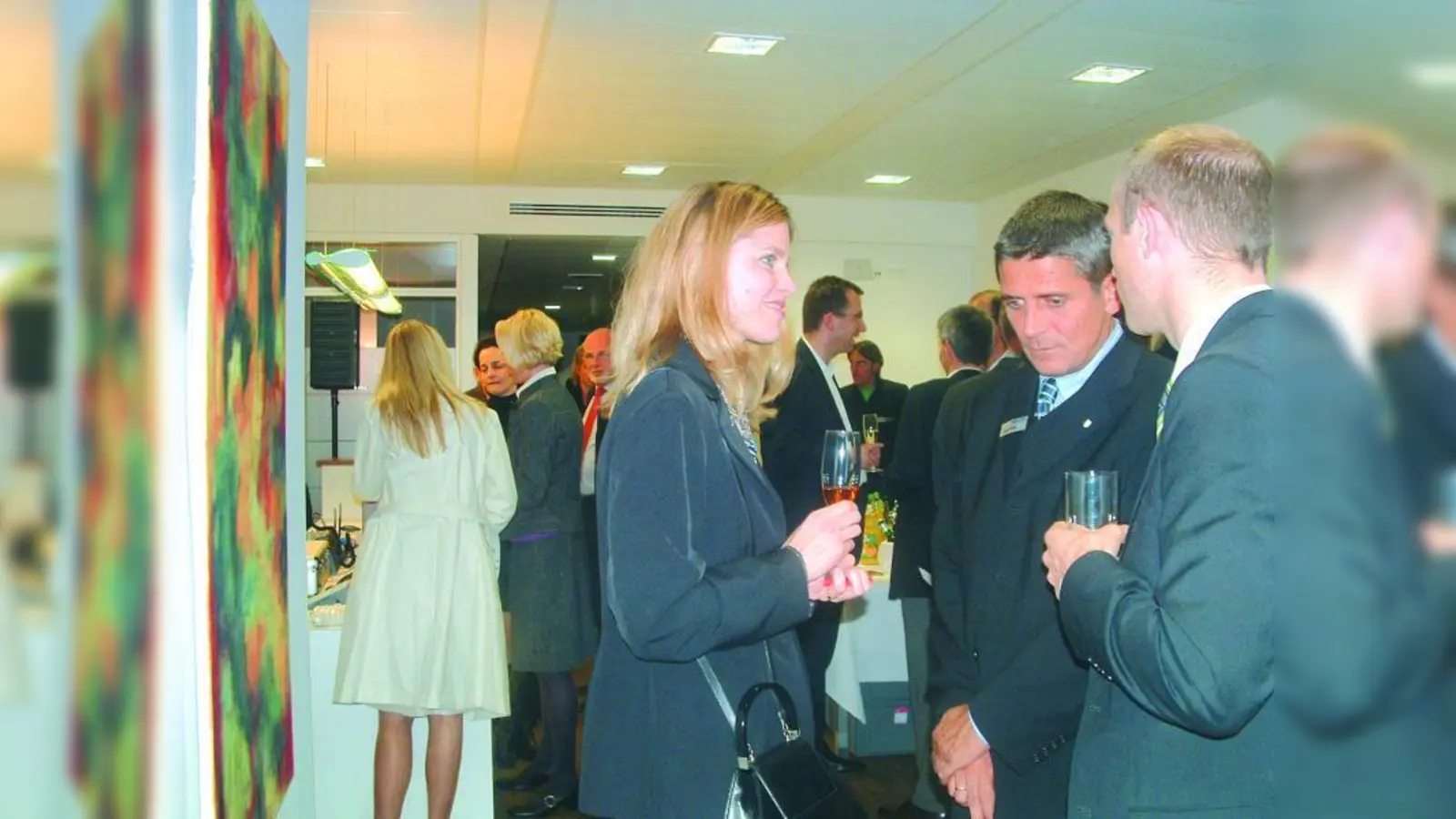 Zeit für Gespräche gab es nicht nur während der offiziellen Eröffnung: Auch kommenden Samstag beim Tag der offenen Tür können sich die Besucher ausgiebig mit den Ärzten und dem Praxisteam austauschen. (Foto: bb)