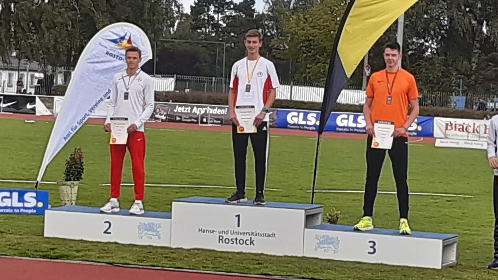 Die Siegerehrung im Dreisprung (von links): Luca Brill (TSV Bayer 04 Leverkusen), Benedikt Maurer (SV Germering) sowie Leon Michelmann (TSV Asendorf). (Foto: Maurer)