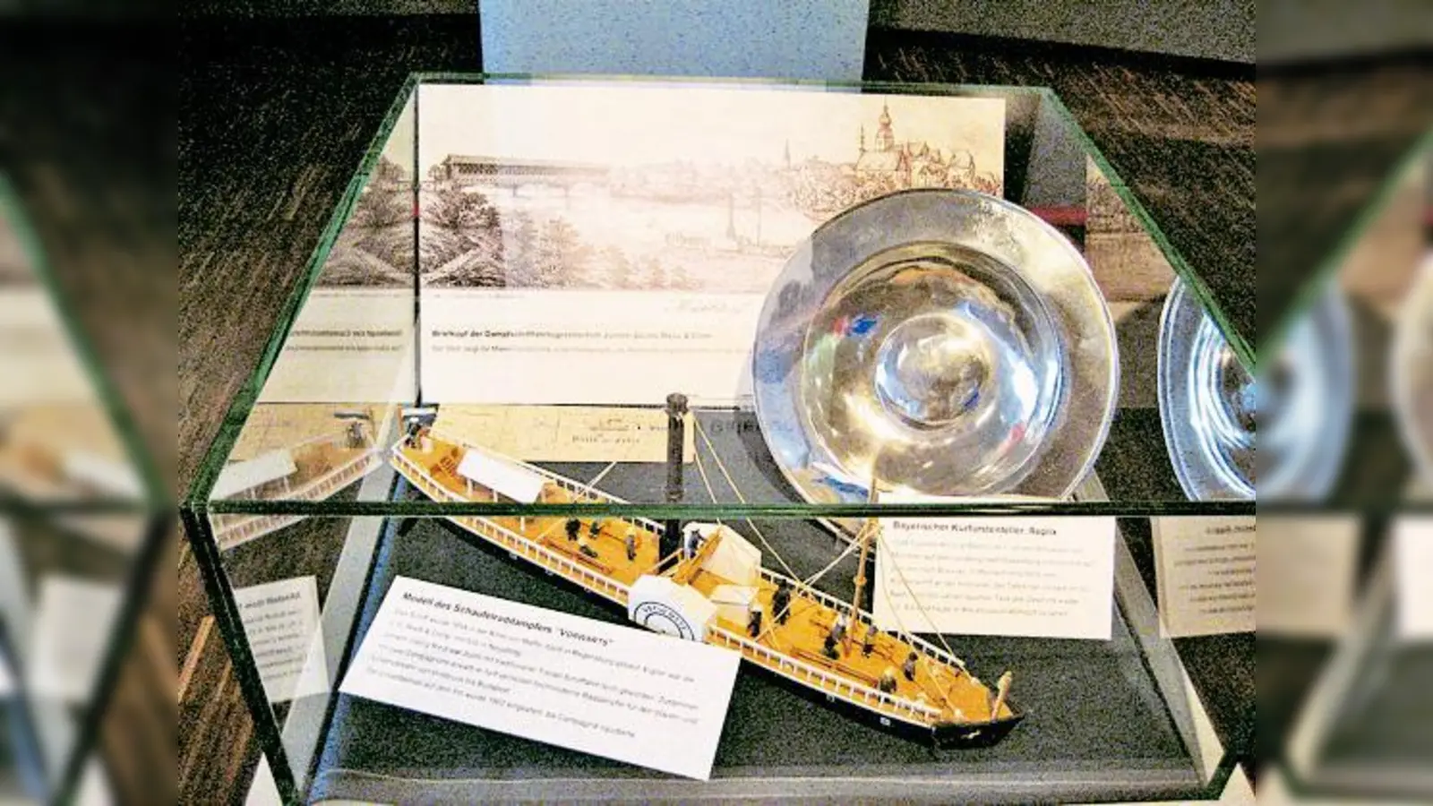 Modell des Schaufelraddampfers »Vorwärts« und Bayerischer Kurfürstenteller: Sie sind heute im Kreismuseum Mühldorf zu sehen. (Foto: VA)