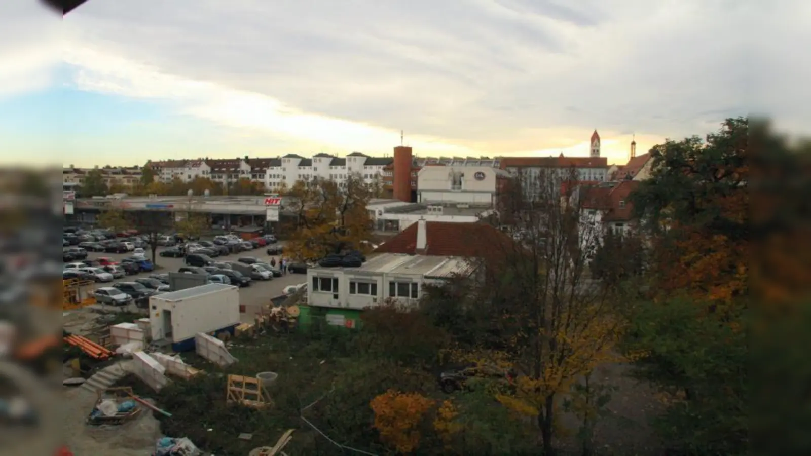 Ausblick auf den HIT-Parkplatz. Er soll als Überlauf für den größten Andrang in der Eröffnungswoche dienen. (Foto: US)