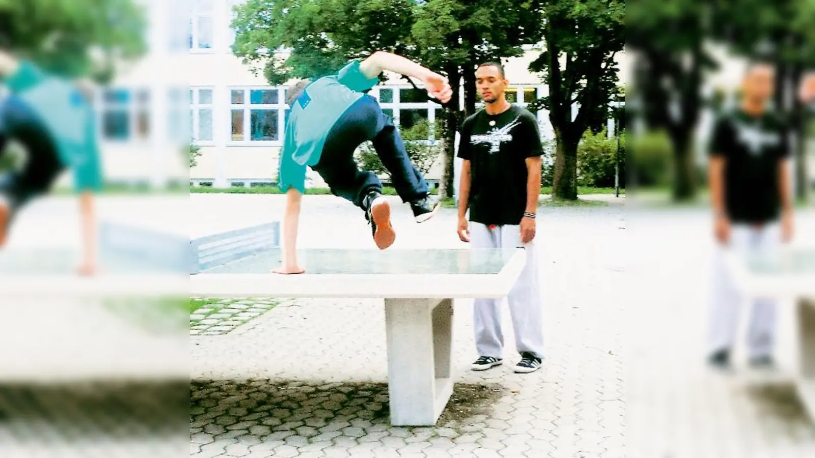Einfach über die Tischtennisplatte springen und kein Lehrer schimpft: Trainer Mike Thuemmler (re.) kontrollierte die Technik.  (Foto: privat)