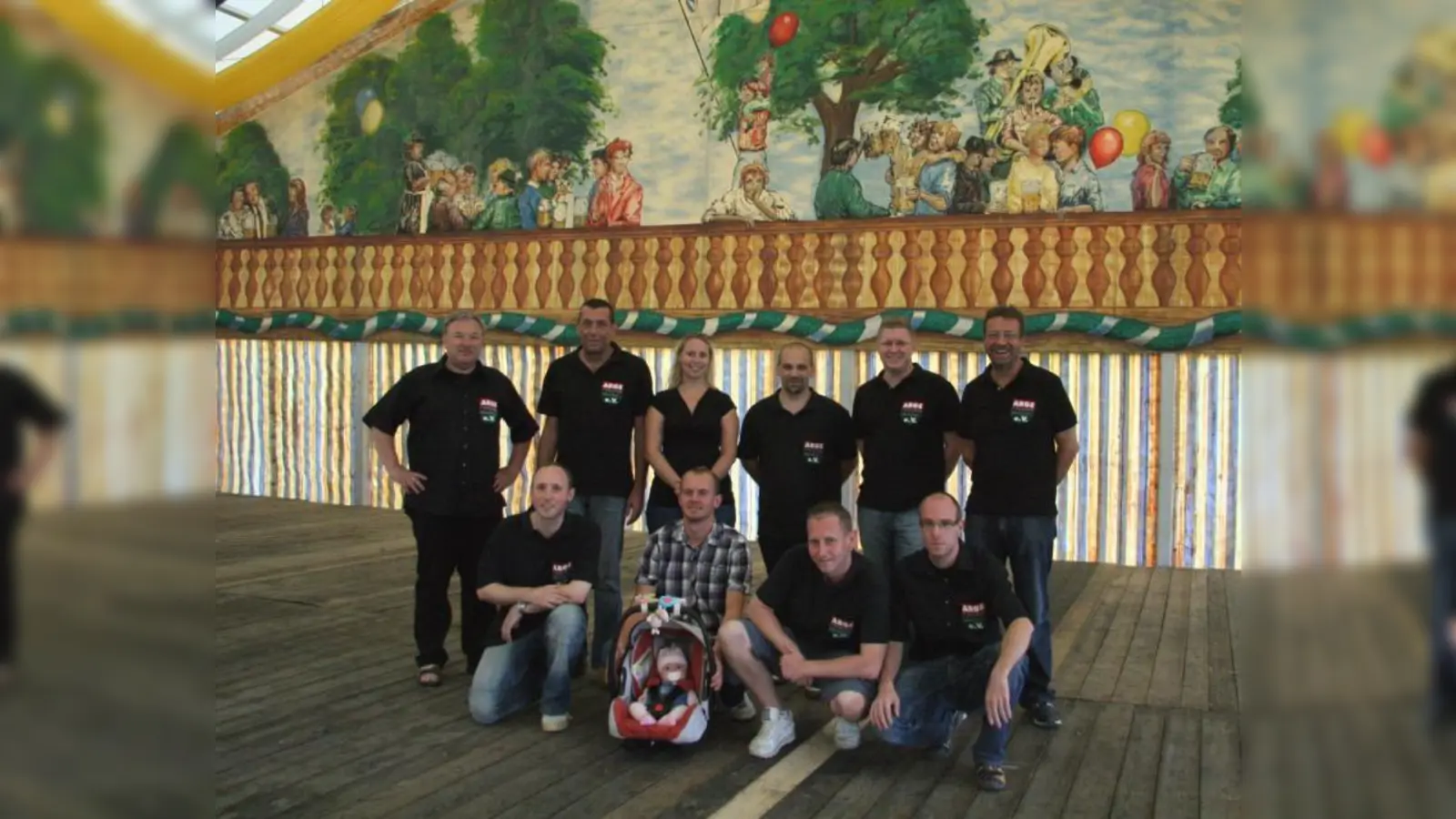 Die Festräte im noch leeren Festzelt: stehend v.l. Georg Felbermayr sen., Toni Hinkofer, Sabine Widmann, Andreas Koos, Markus Huber, Thomas Sedlmeier. davor v.l. Georg Felbermayr jun., Andreas Widmann, Markus Westenhuber und Florian Bühl. Nicht im Bild Peter Denk. (Foto: US)