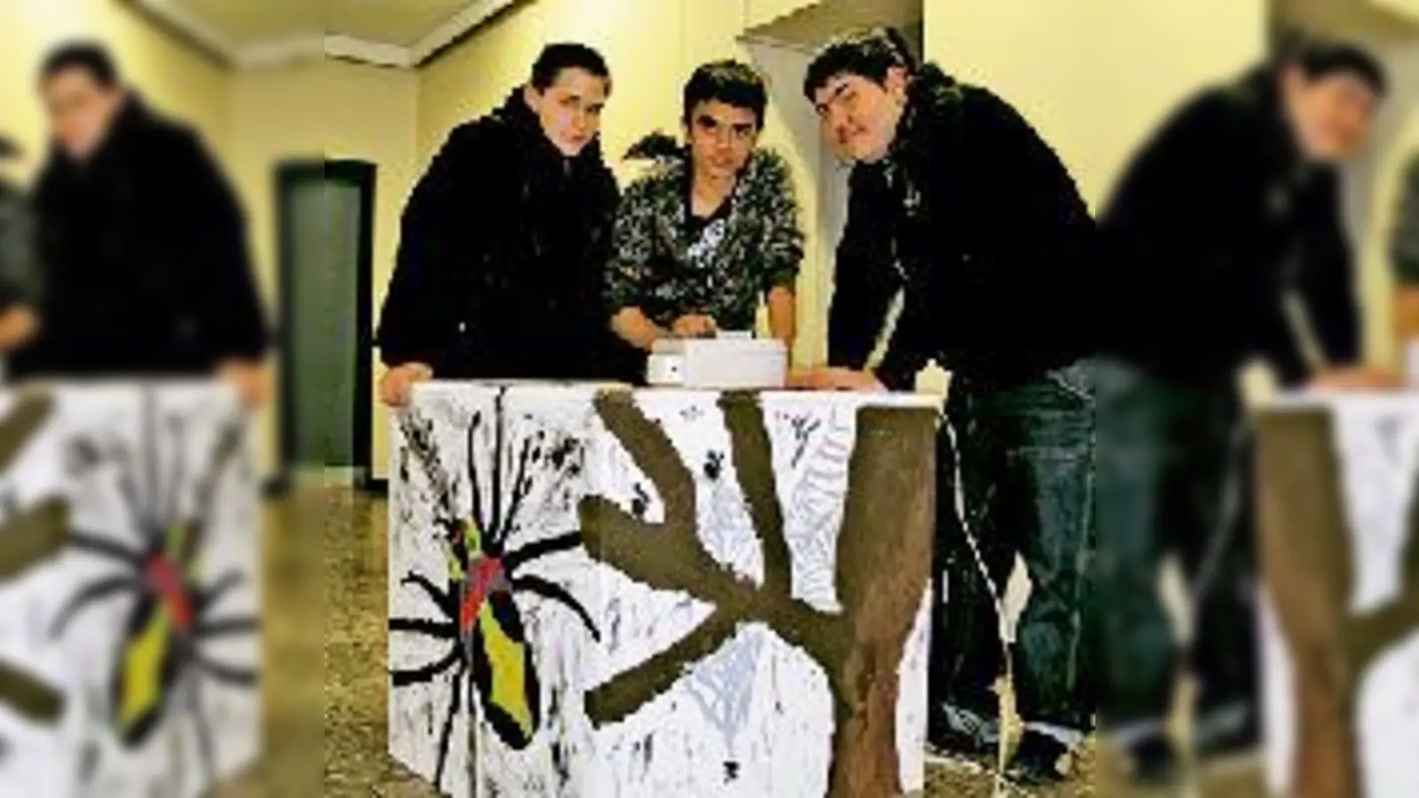 Fabian, Andro und Can (von links) aus der 9. Klasse der Albert-Schweitzer-Schule beim Temperaturmessen an ihrer »Thermo-Box«.  (Foto: Angela Boschert)