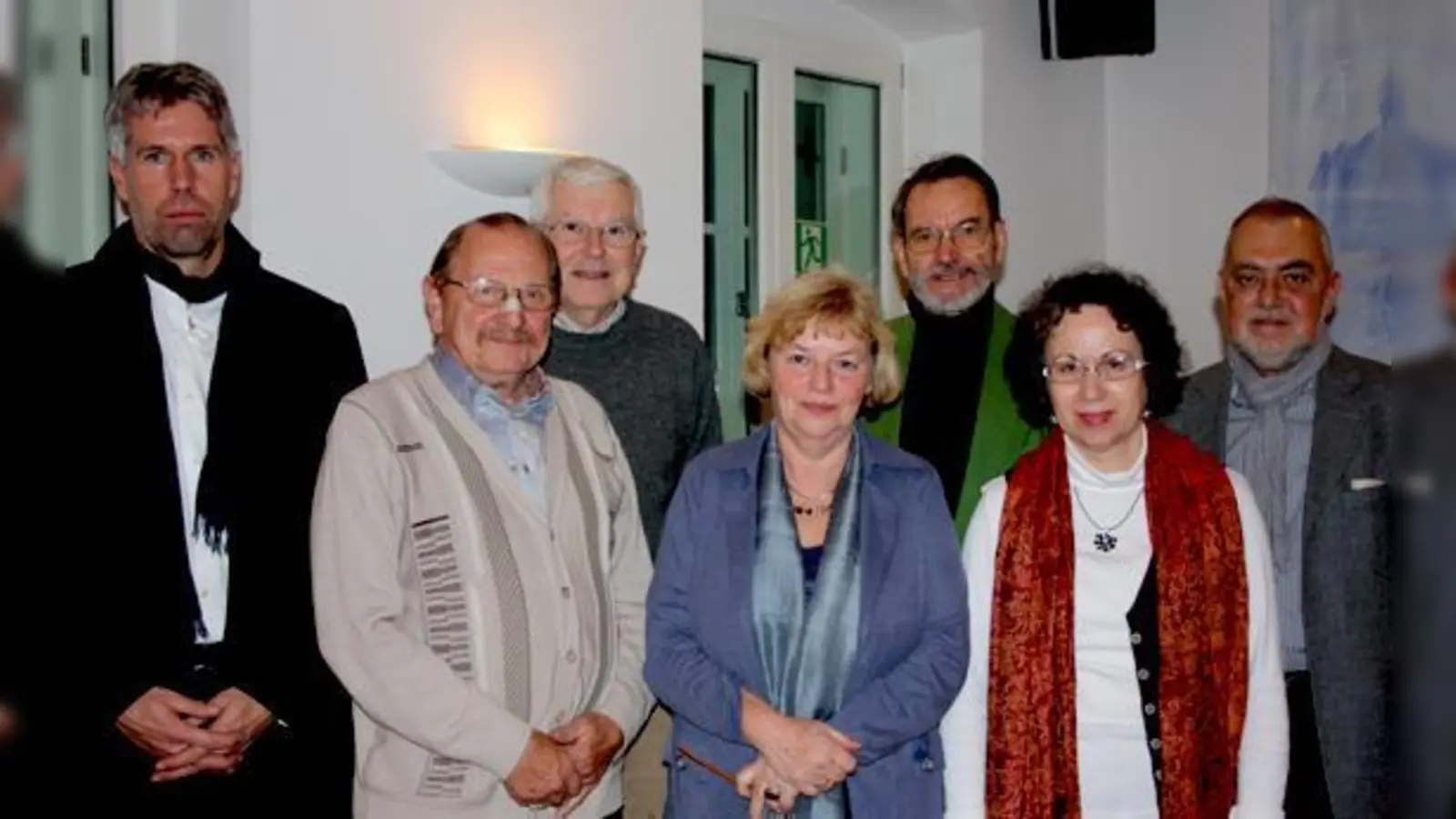 Die Vertreter des Moosacher Geschichtsvereins zusammen mit Dr. Andreas Heusler (1. r.) und Volker Laturell (2. hinten l.). 	 (Foto: Verein)