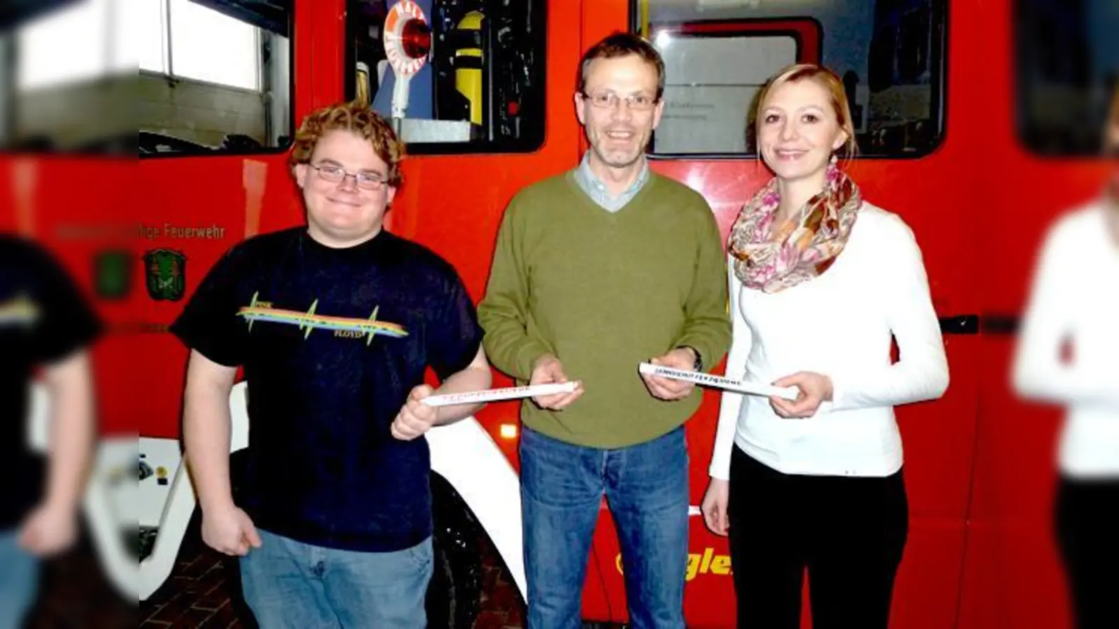 Stefan Grebner überreicht dem neuen Jugendwart Max Keiser und der neuen Brandschutzerzieherin Veronika Rauch, symbolisch den Staffelstab. 	 (Foto: FFW)