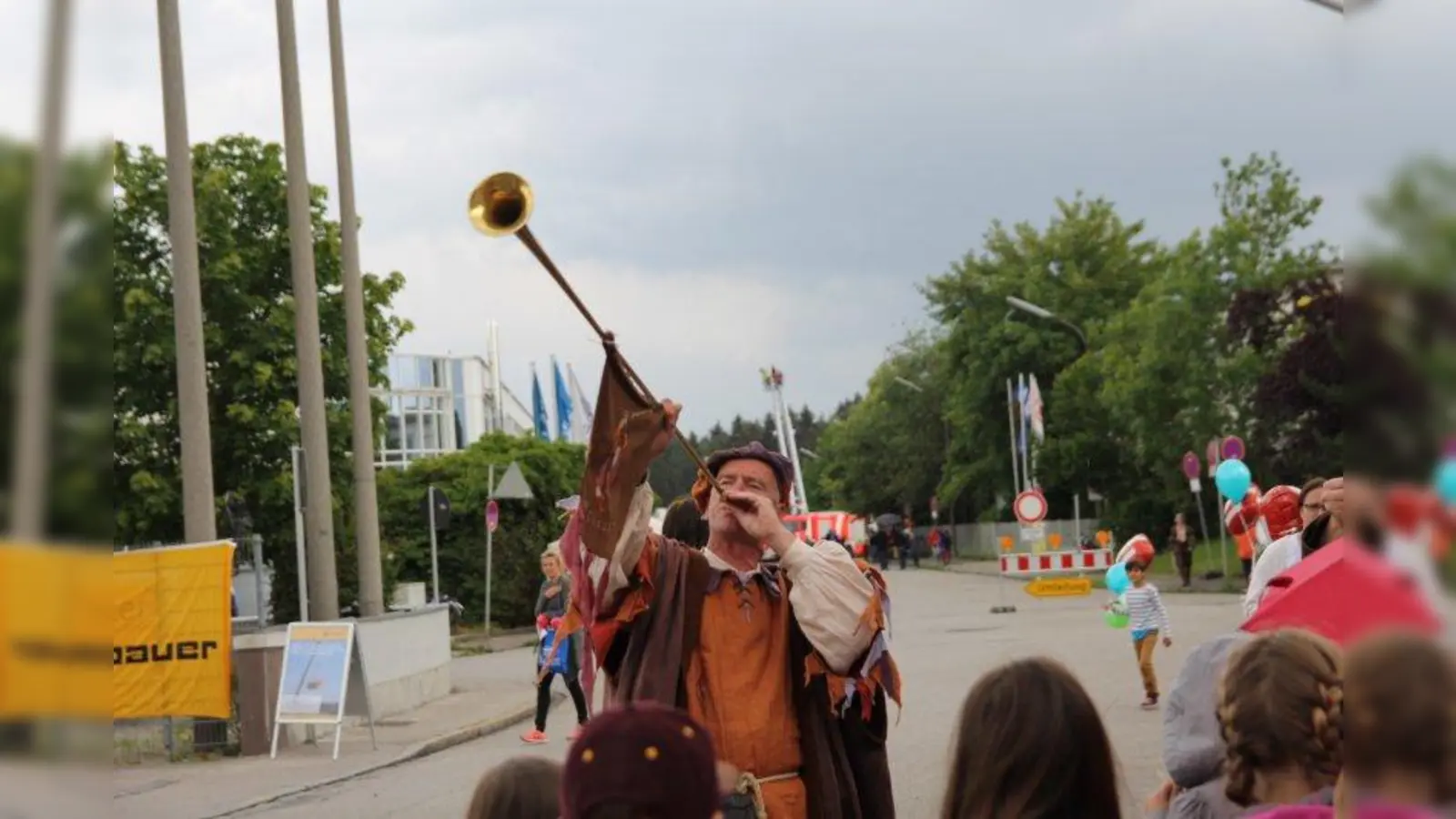 Mittelalterberufe im Gewerbegebiet: „Herold” Jörg von Winterfeld verkündete Neuigkeiten, unterhielt die Gäste und blies immer wieder Fanfare. (Foto: us)