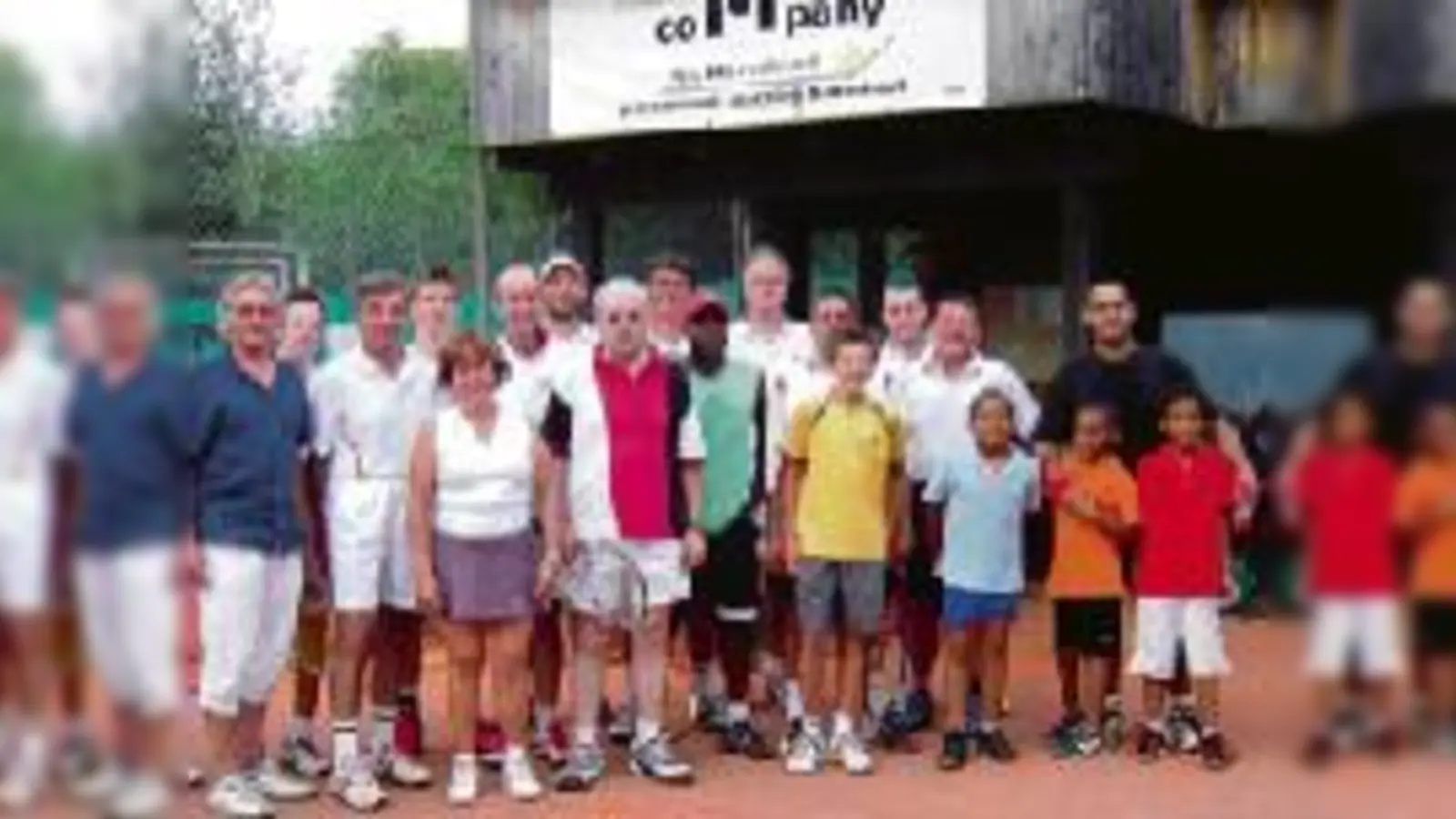 Insgesamt 950 Euro erspielten die Tennis-Asse des Münchner Ostens für gute Zwecke.	 (Foto: Privat)