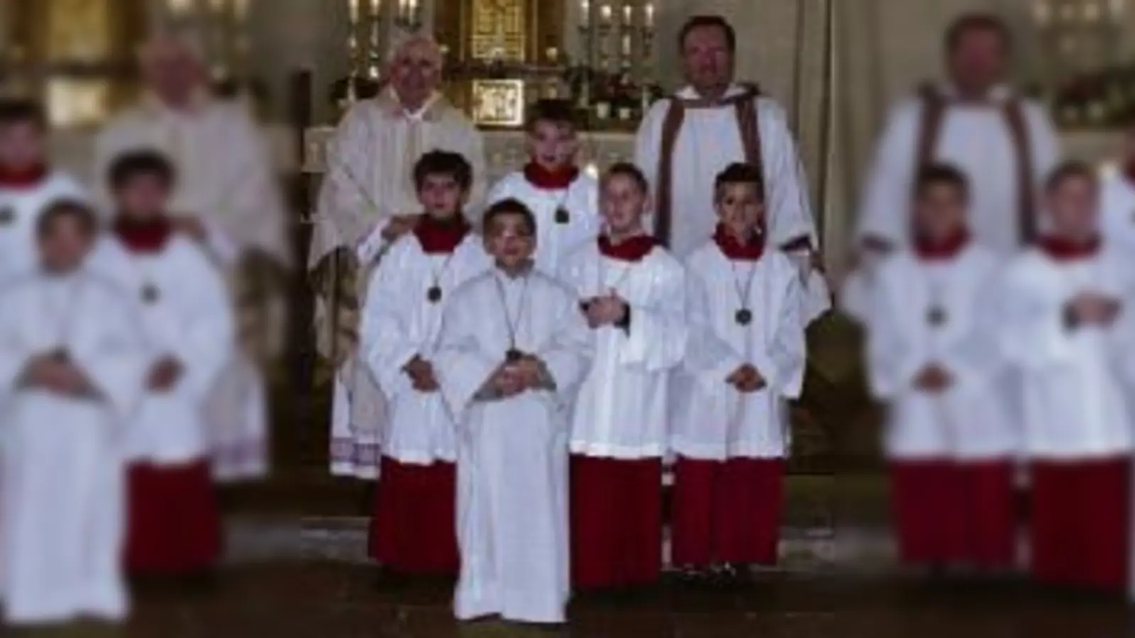 Pfarrer Konrad Seidl und Diakon Marek Lange freuen sich mit den neuen Ministranten.  (Foto: privat)