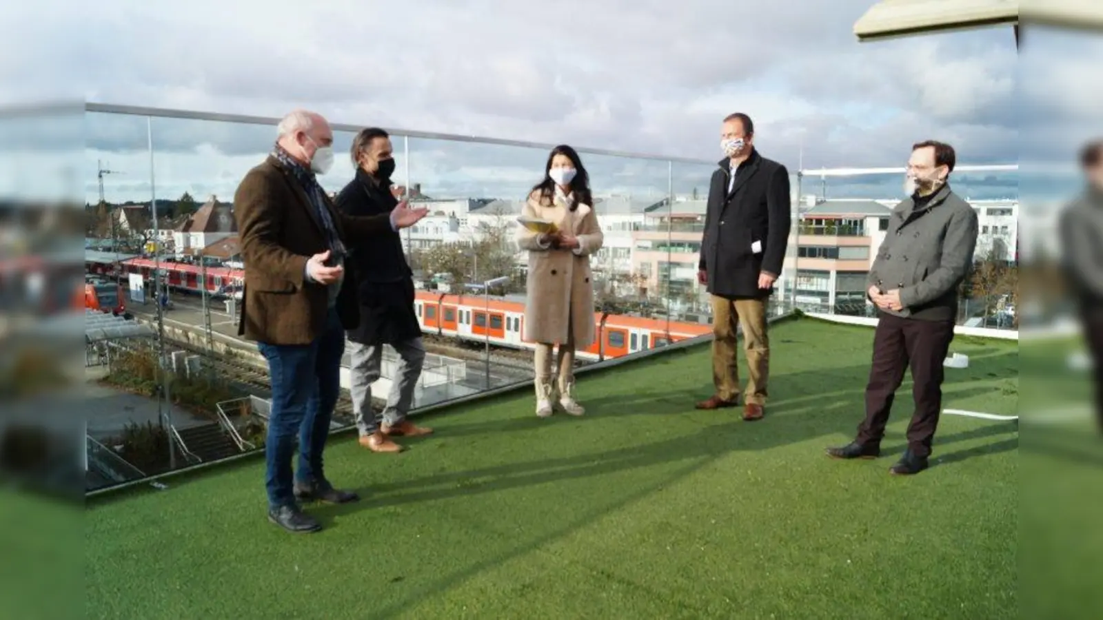 Wolfgang Moll, Martin Rattenberger, Karin Bader, Andreas Haas und Johannes Landendinger bewundern die Fernsicht. (Foto: pst)