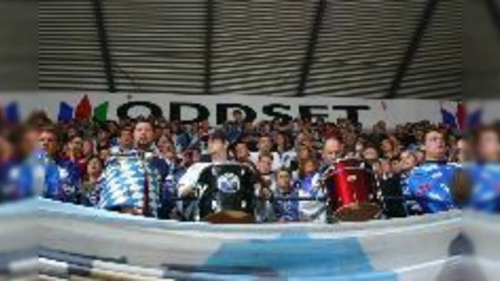 Die EHC-Fans trommeln für ihren Verein, um genügend Geld zusammen zu bekommen.  (Foto: jw)