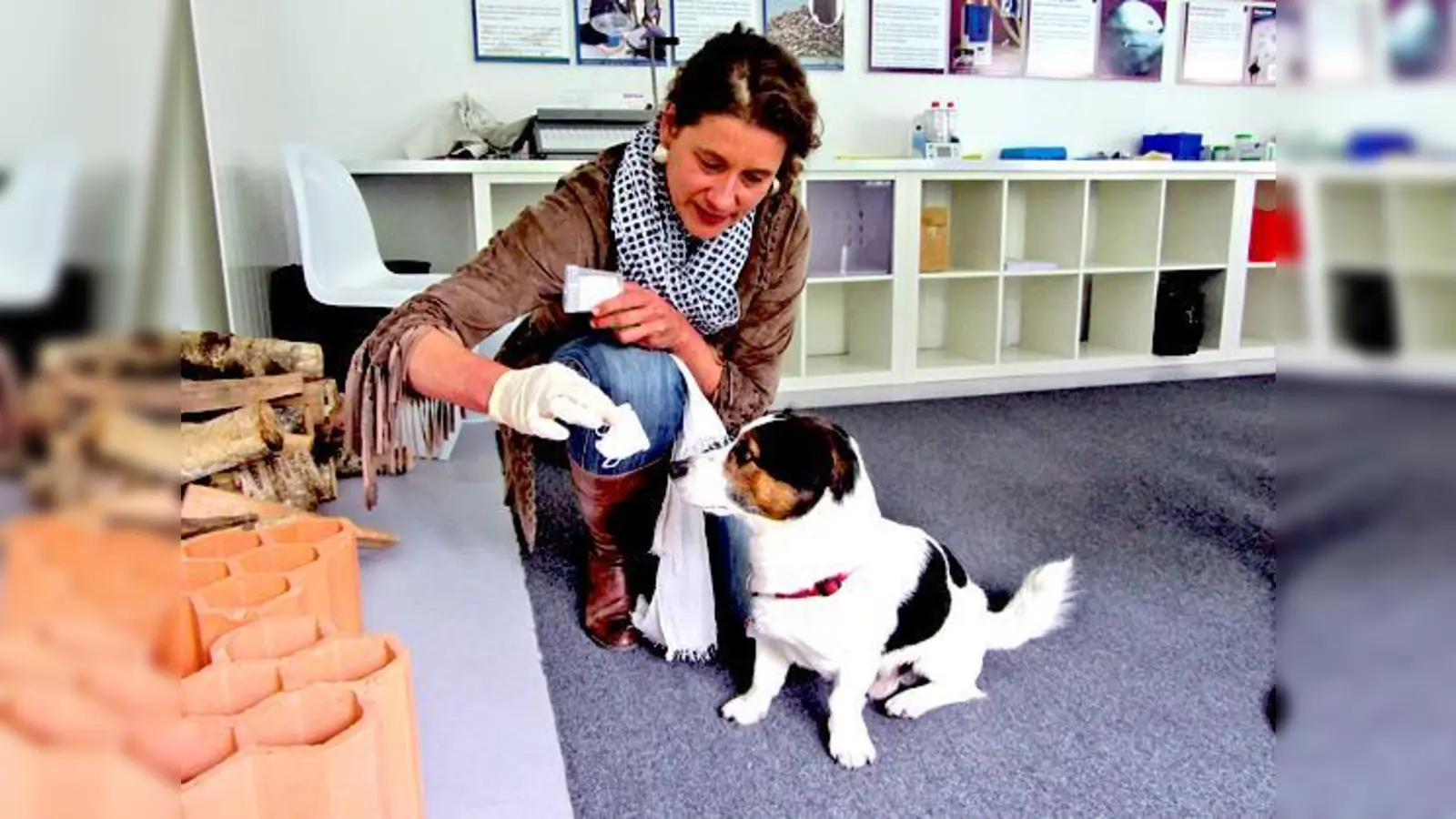 Ursula Sauer trainiert unter anderem Balou. Der Mischlingshund soll im Rahmen einer Studie lernen, Lungenkrebs schon im Frühstadium  zu erkennen.	 (Foto: aba)