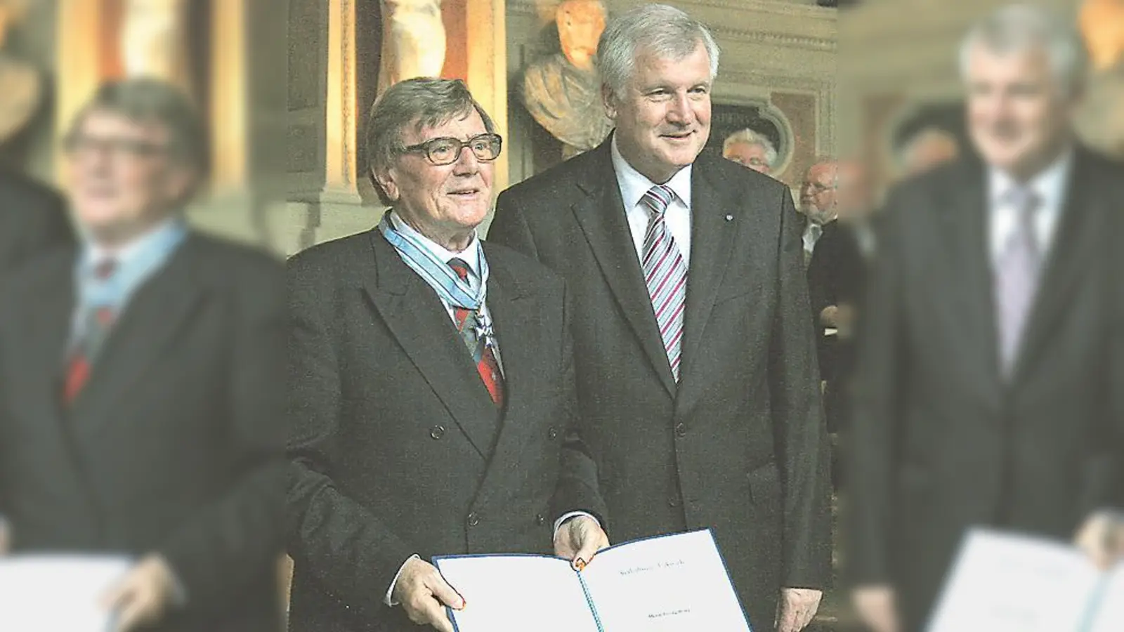 Ministerpräsident Horst Seehofer überreichte Georg Prinz den Bayerischen Verdienstorden. (Foto: Hirt)