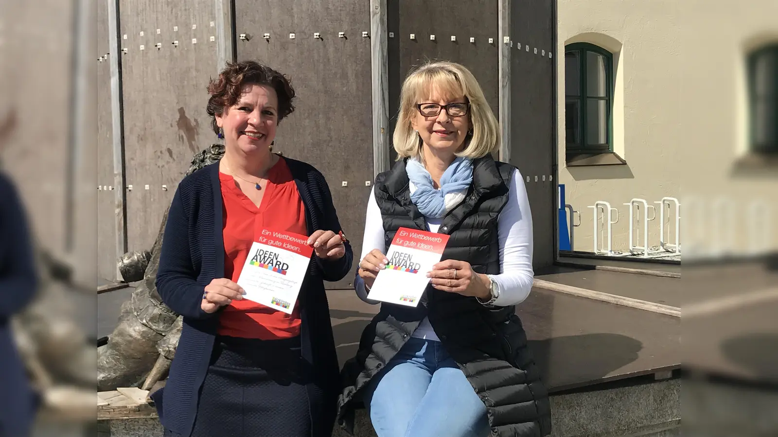 Ute Lenz (r.) und Monika Sedlbauer freuen sich stellvertretend für das Organisationsteam auf viele Teilnehmer beim Ideen-Award von "Holzkirchen engagiert". (Foto: Heike Woschee)