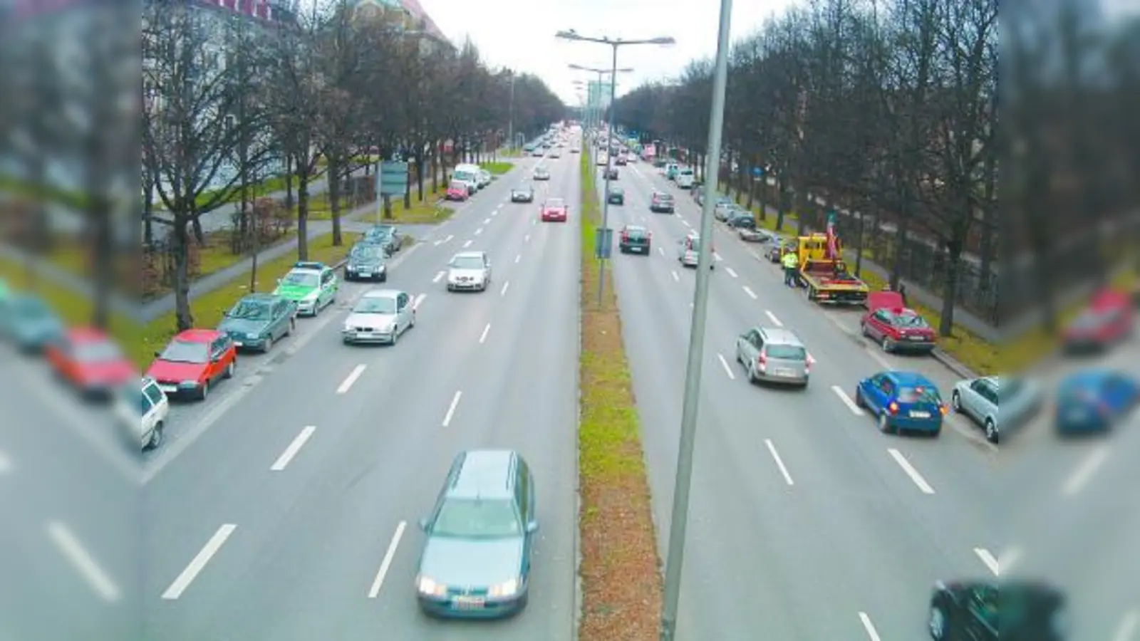 Nur ein Bruchteil des sonst üblichen Verkehrsaufkommens rollt an ruhigen Tagen wie diesen durch die Landshuter Allee. Nach den Feiertagen wird sich der Verkehr wieder um das Vielfache erhöhen. (Foto: bb)