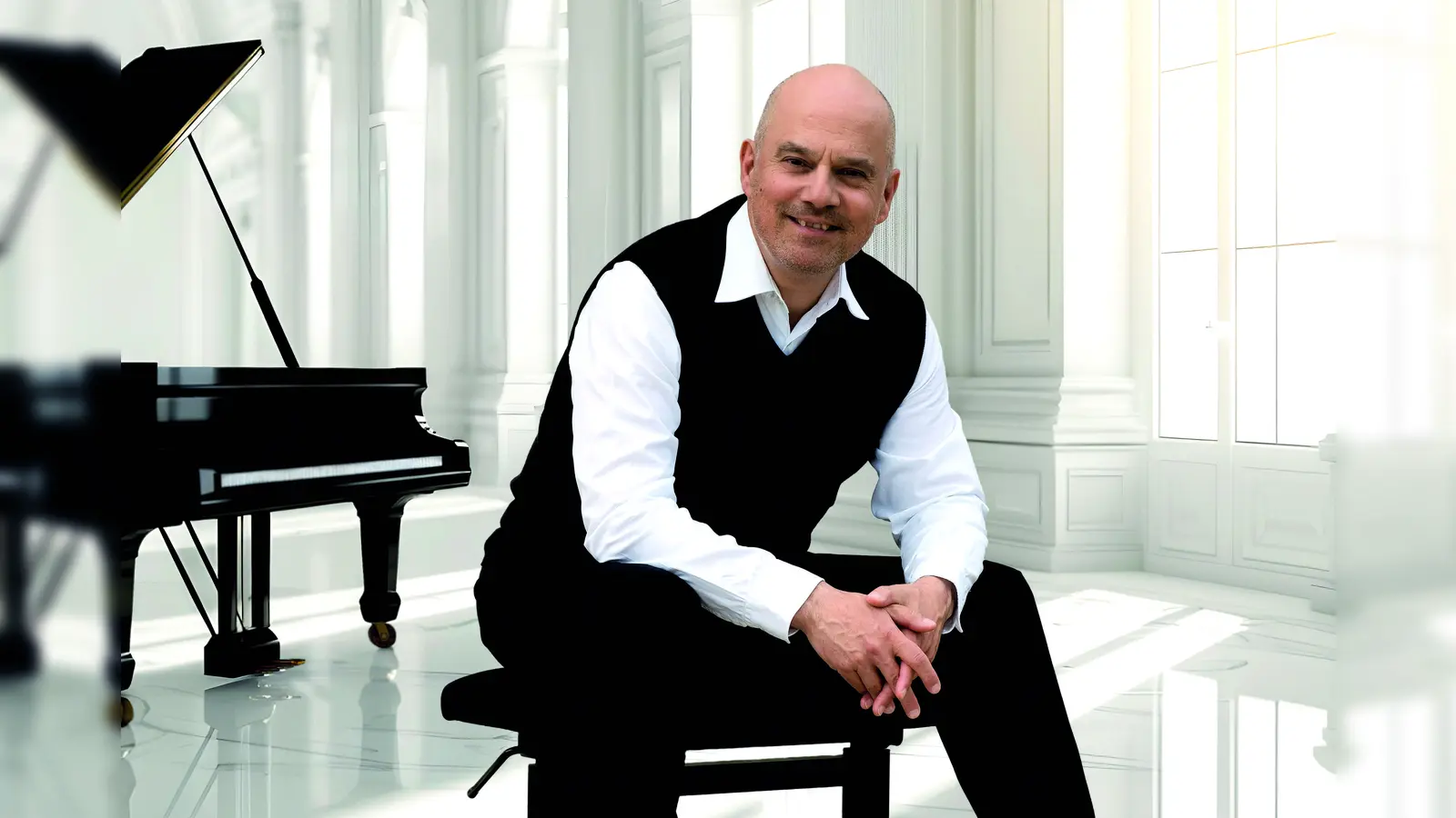 Dinis Schemann bietet im November „Klavierkunst auf höchstem Niveau“. Seit seinem ersten Klavierabend mit zwölf Jahren gab der Pianist fast 2.000 Konzerte. (Foto: Maria de Almeida)